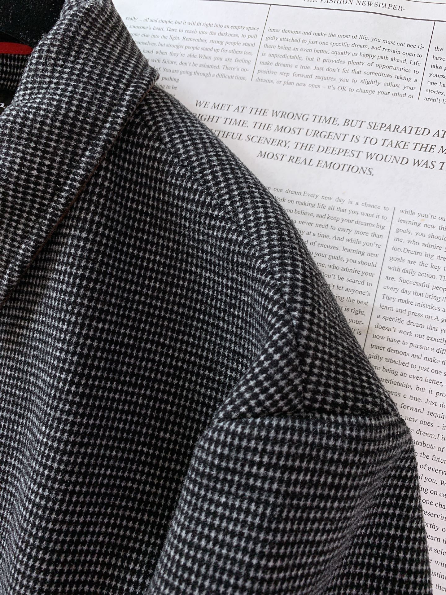 Kiton 奇顿 2025FW秋冬新品 千鸟格毛呢夹克。选用细腻毛呢面料,千鸟格纹在深灰与米杏双色间流转