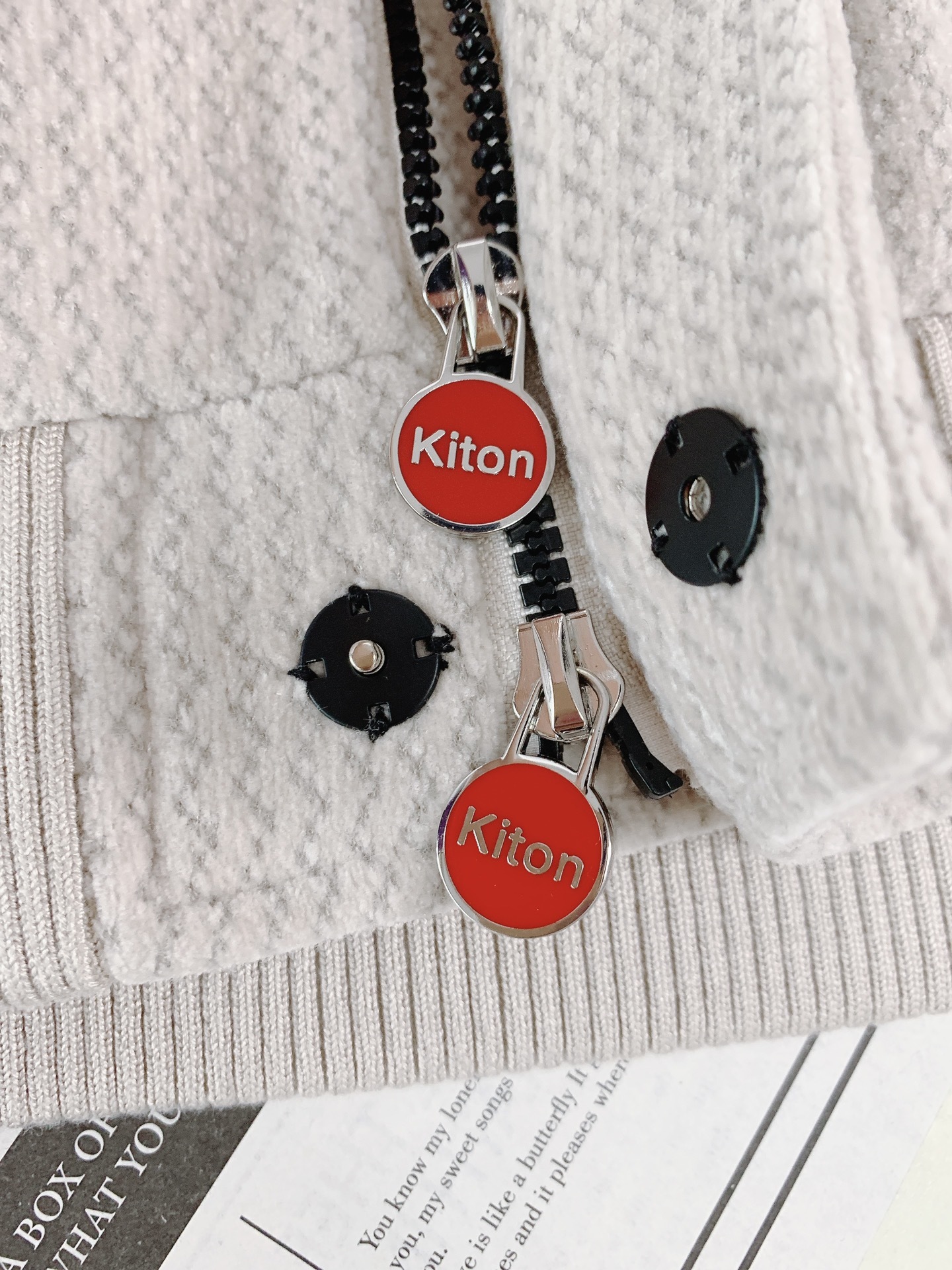Kiton 奇顿 2025FW秋冬新品 休闲连帽外套。选用纹理感十足的高端面料,经典黑与米杏双色演绎多元