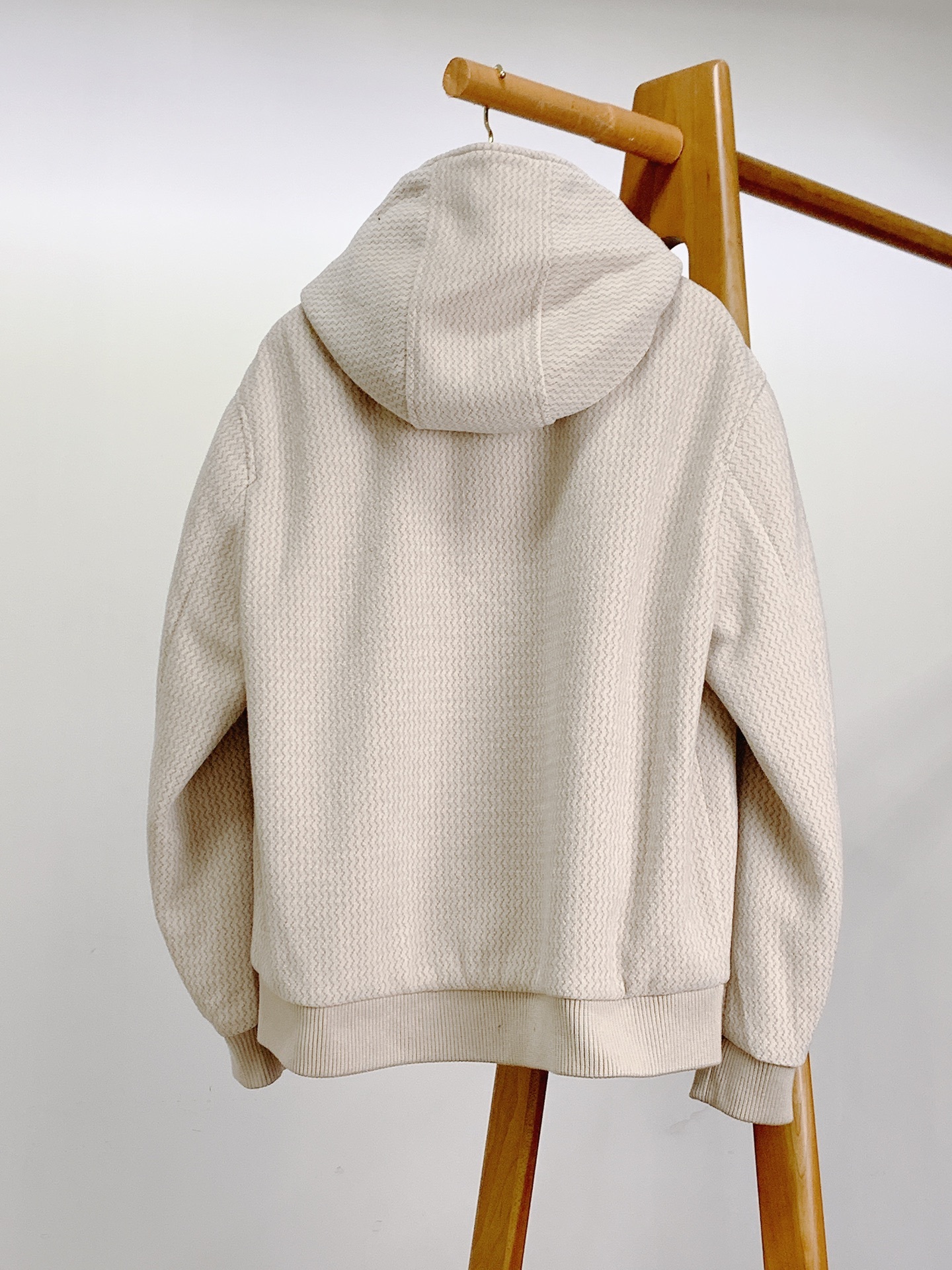 Kiton 奇顿 2025FW秋冬新品 休闲连帽外套。选用纹理感十足的高端面料,经典黑与米杏双色演绎多元