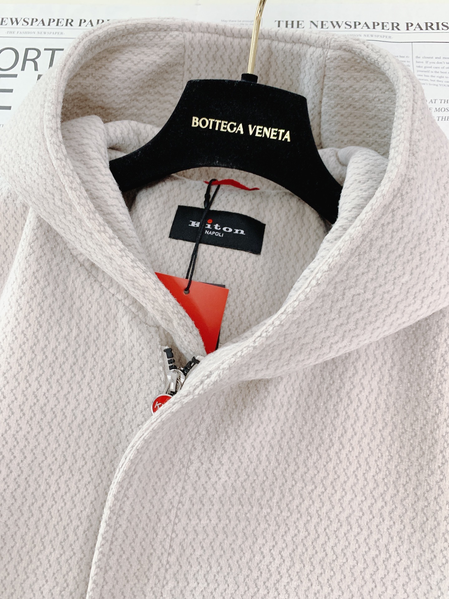 Kiton 奇顿 2025FW秋冬新品 休闲连帽外套。选用纹理感十足的高端面料,经典黑与米杏双色演绎多元