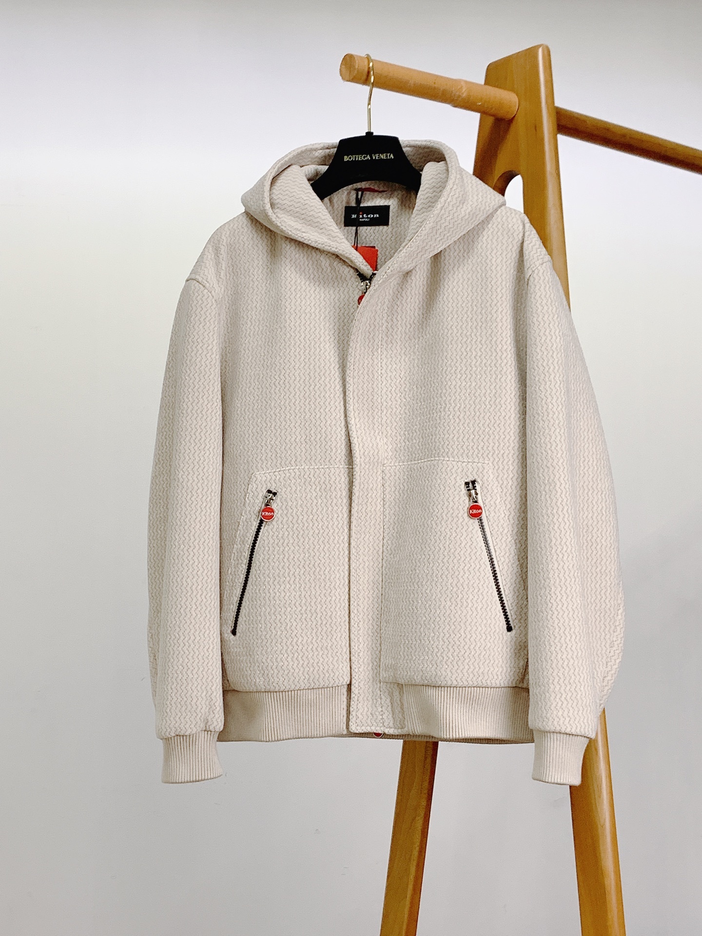 Kiton 奇顿 2025FW秋冬新品 休闲连帽外套。选用纹理感十足的高端面料,经典黑与米杏双色演绎多元