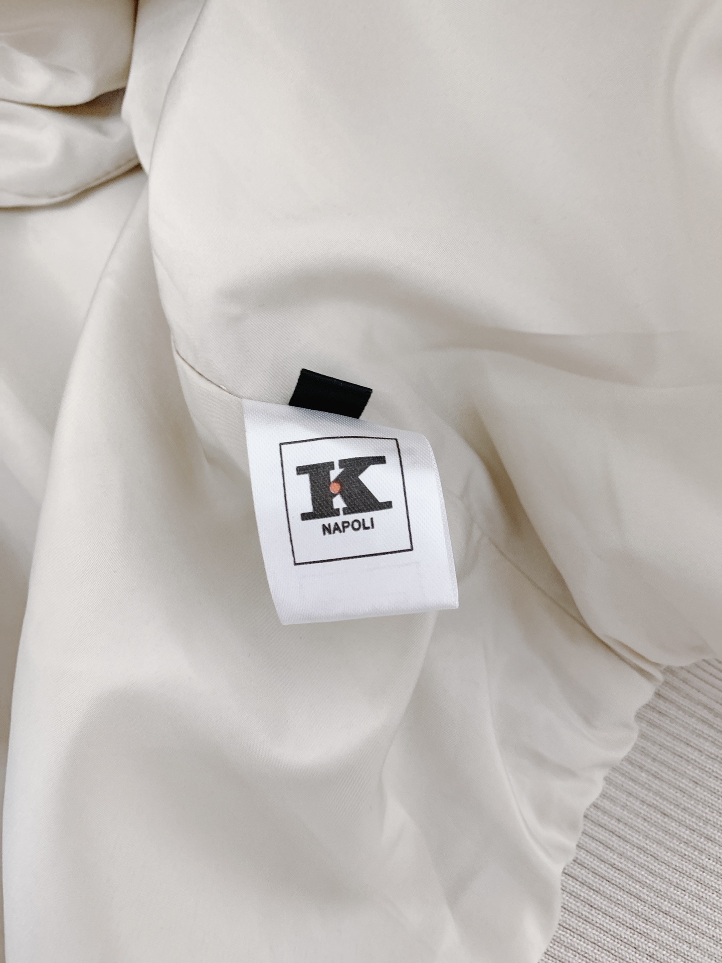 Kiton 奇顿 2025FW秋冬新品 休闲连帽外套。选用纹理感十足的高端面料,经典黑与米杏双色演绎多元