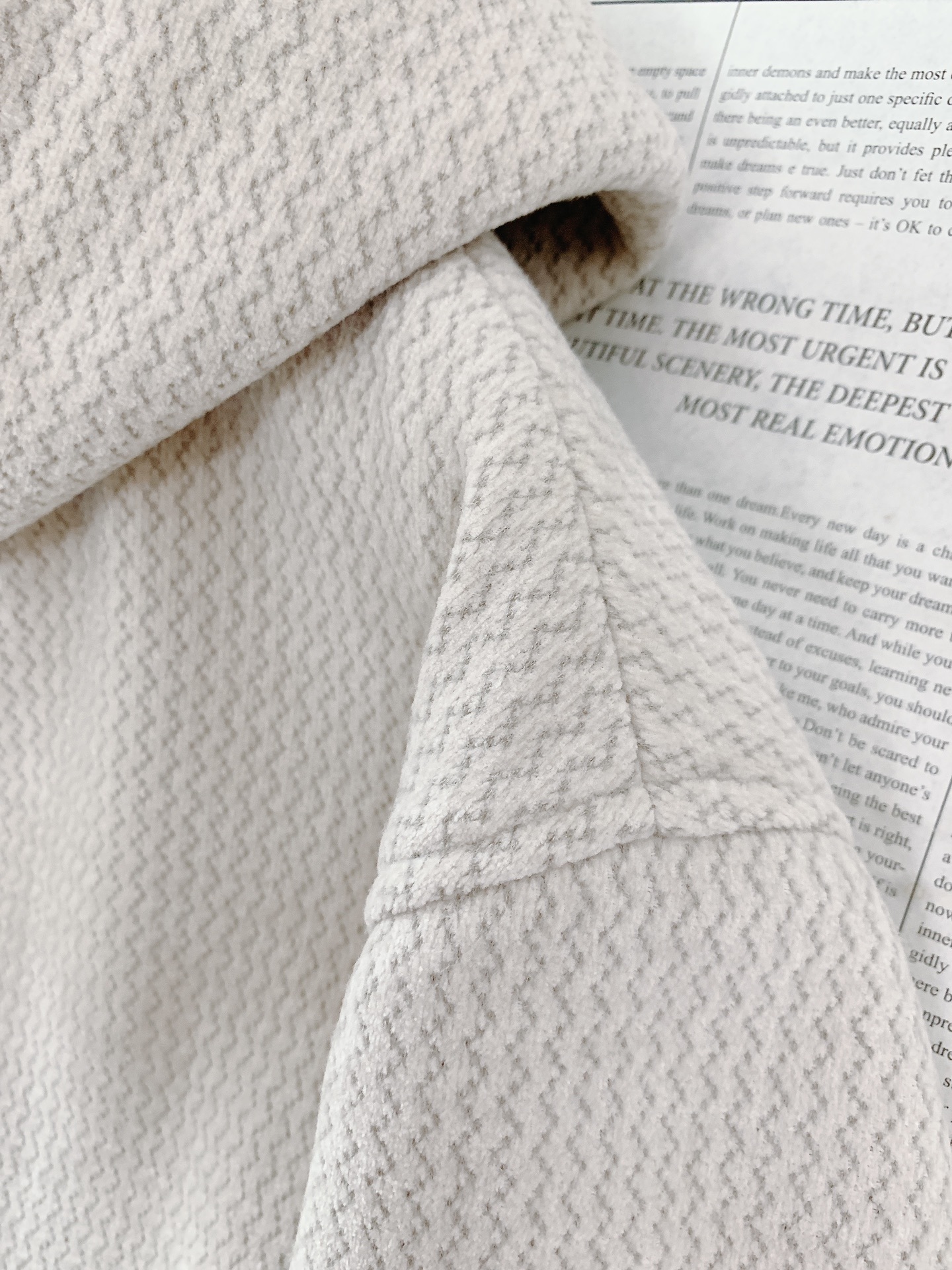 Kiton 奇顿 2025FW秋冬新品 休闲连帽外套。选用纹理感十足的高端面料,经典黑与米杏双色演绎多元
