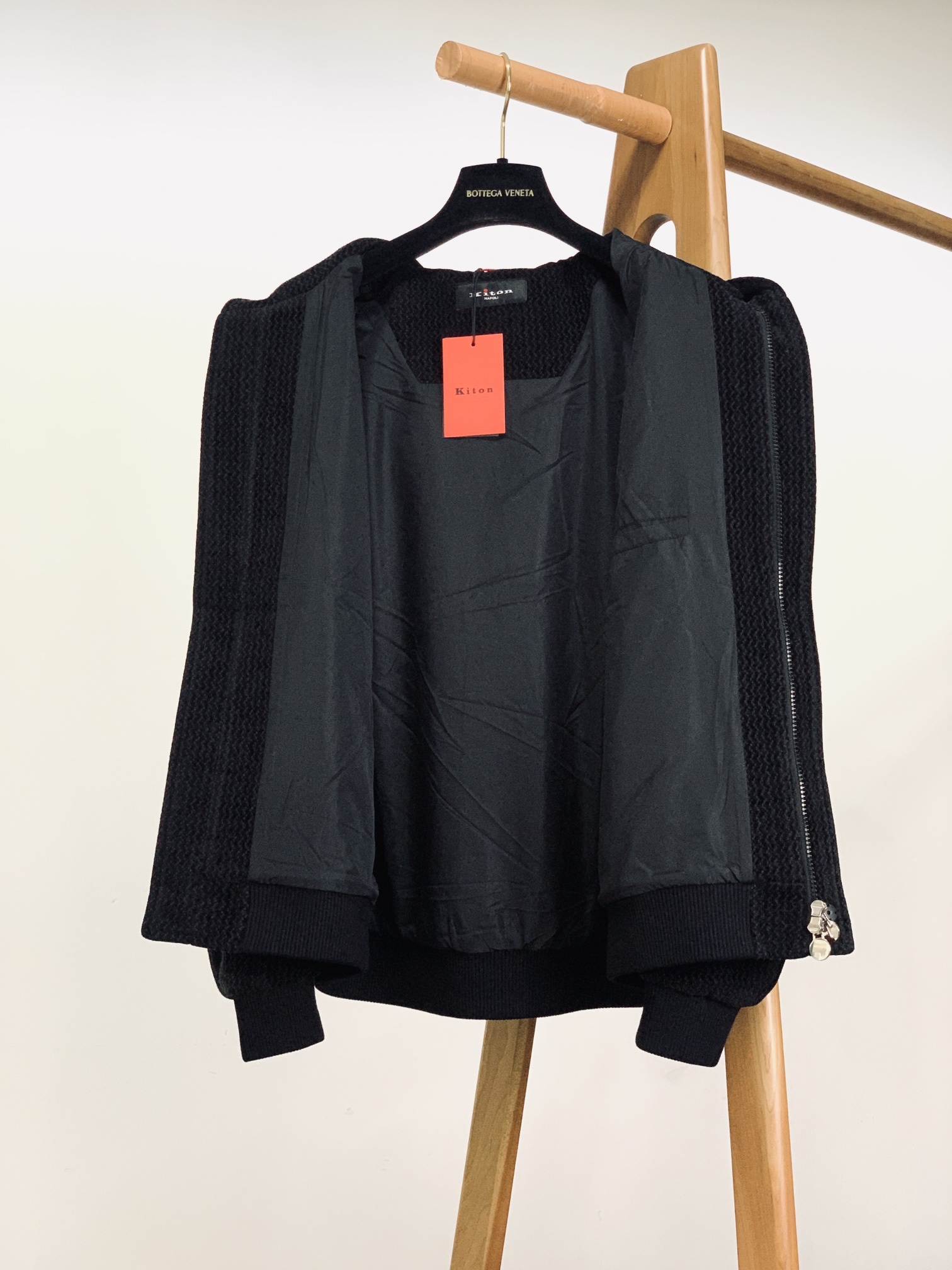 Kiton 奇顿 2025FW秋冬新品 休闲连帽外套。选用纹理感十足的高端面料,经典黑与米杏双色演绎多元