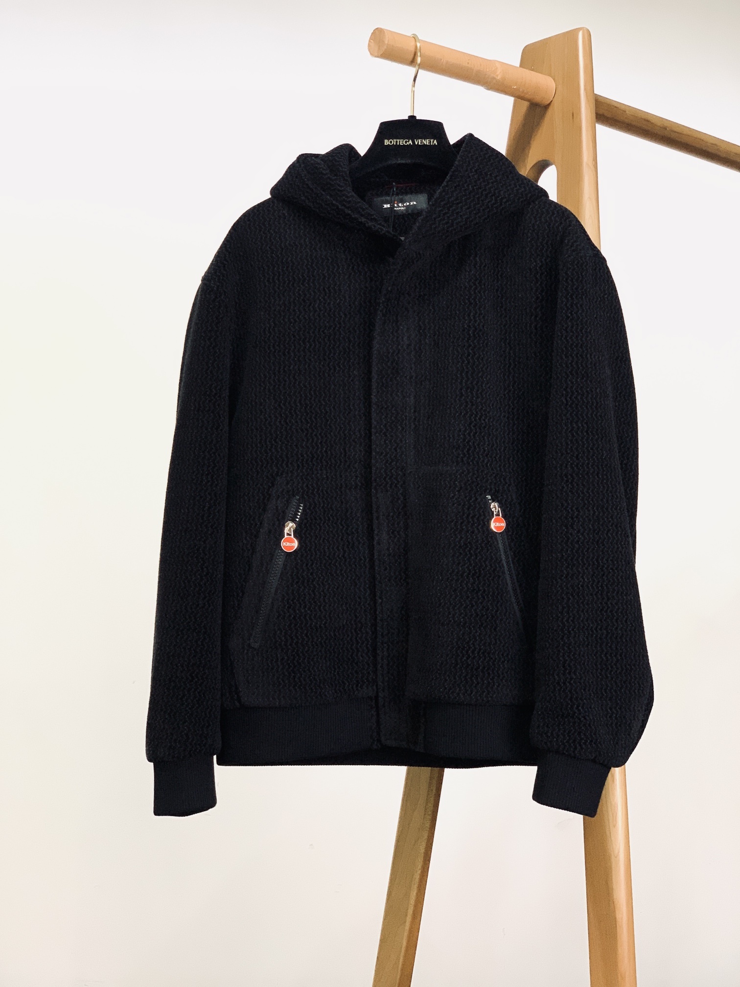 Kiton 奇顿 2025FW秋冬新品 休闲连帽外套。选用纹理感十足的高端面料,经典黑与米杏双色演绎多元