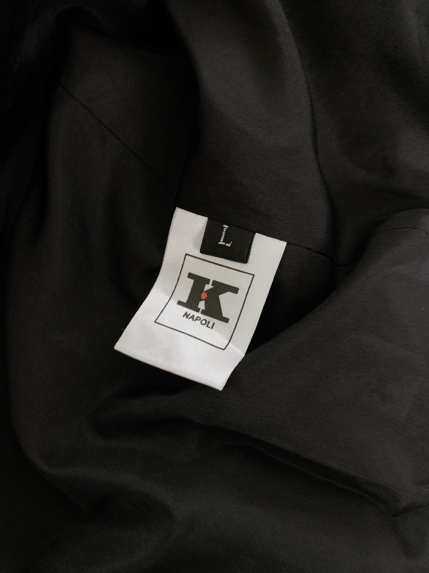 Kiton 奇顿 2025FW秋冬新品 休闲连帽外套。选用纹理感十足的高端面料,经典黑与米杏双色演绎多元