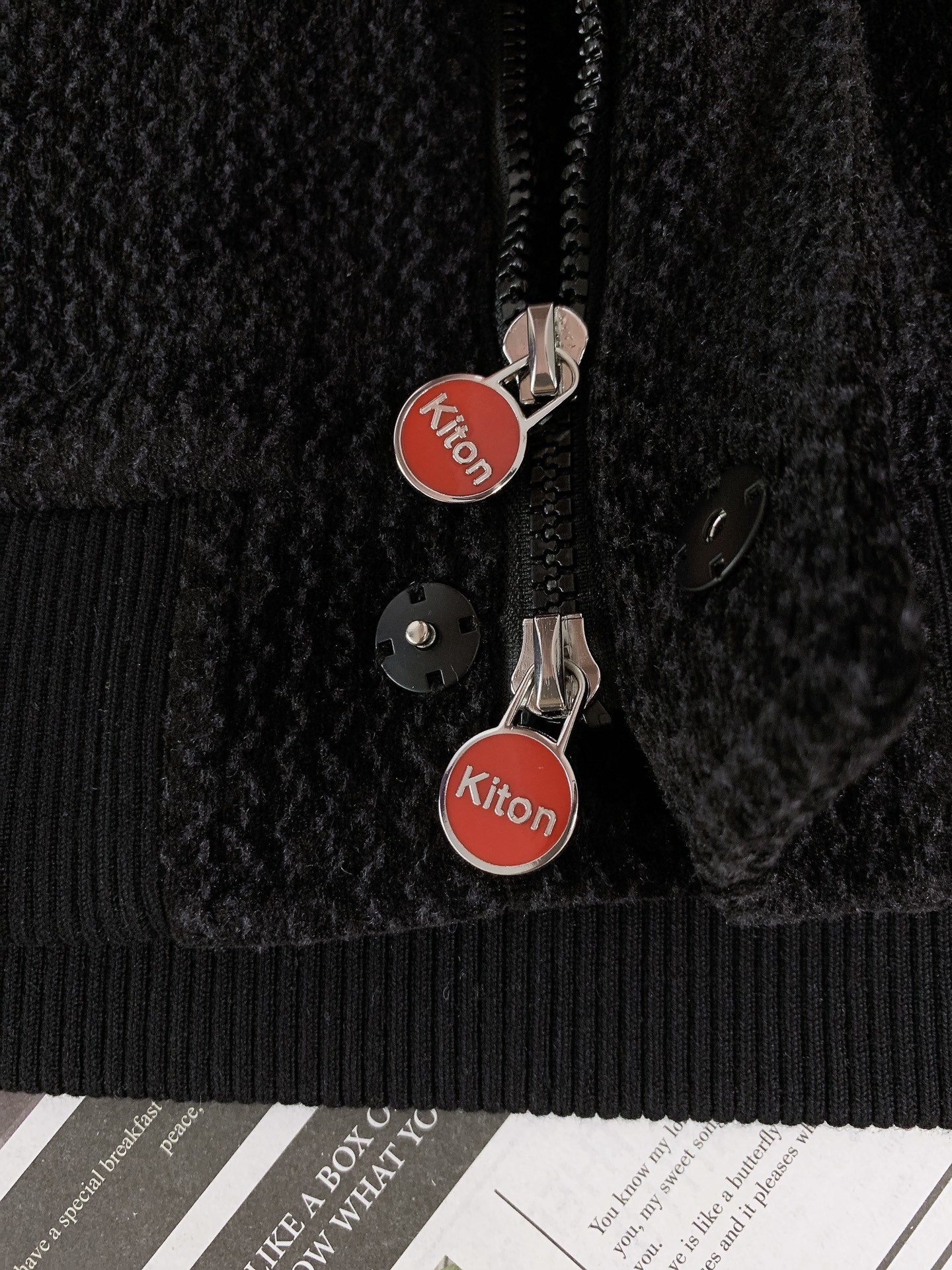 Kiton 奇顿 2025FW秋冬新品 休闲连帽外套。选用纹理感十足的高端面料,经典黑与米杏双色演绎多元