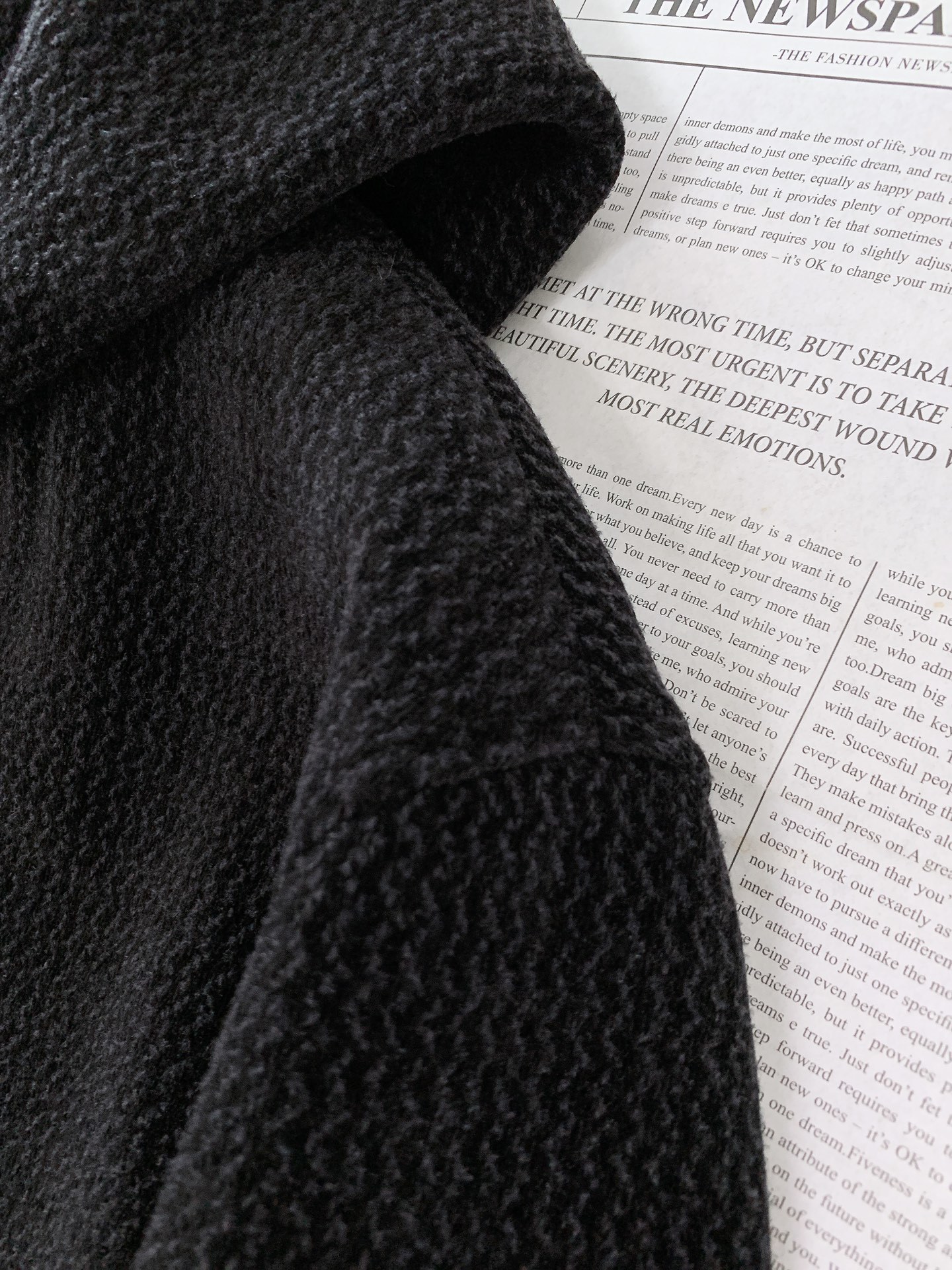 Kiton 奇顿 2025FW秋冬新品 休闲连帽外套。选用纹理感十足的高端面料,经典黑与米杏双色演绎多元