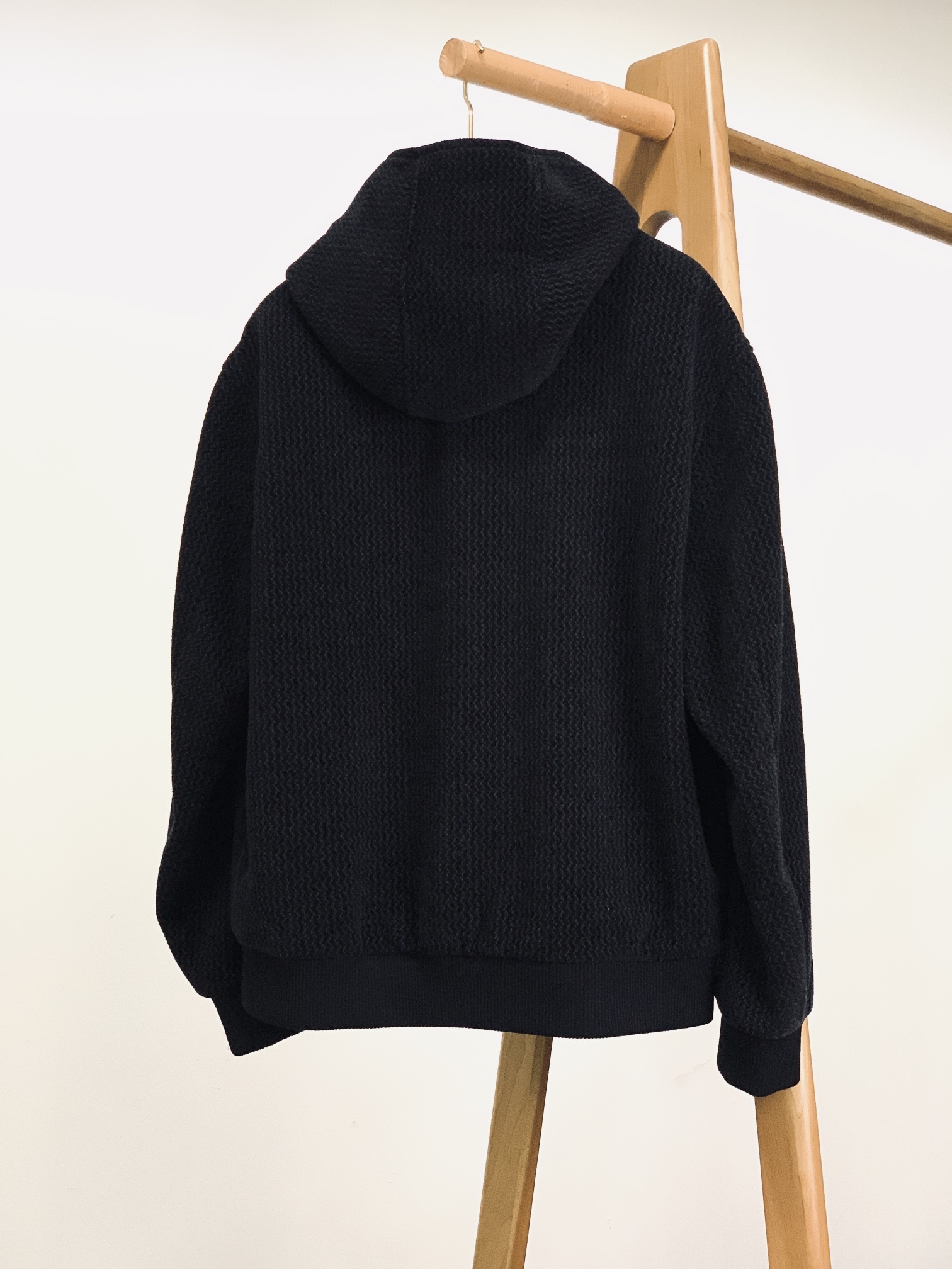 Kiton 奇顿 2025FW秋冬新品 休闲连帽外套。选用纹理感十足的高端面料,经典黑与米杏双色演绎多元