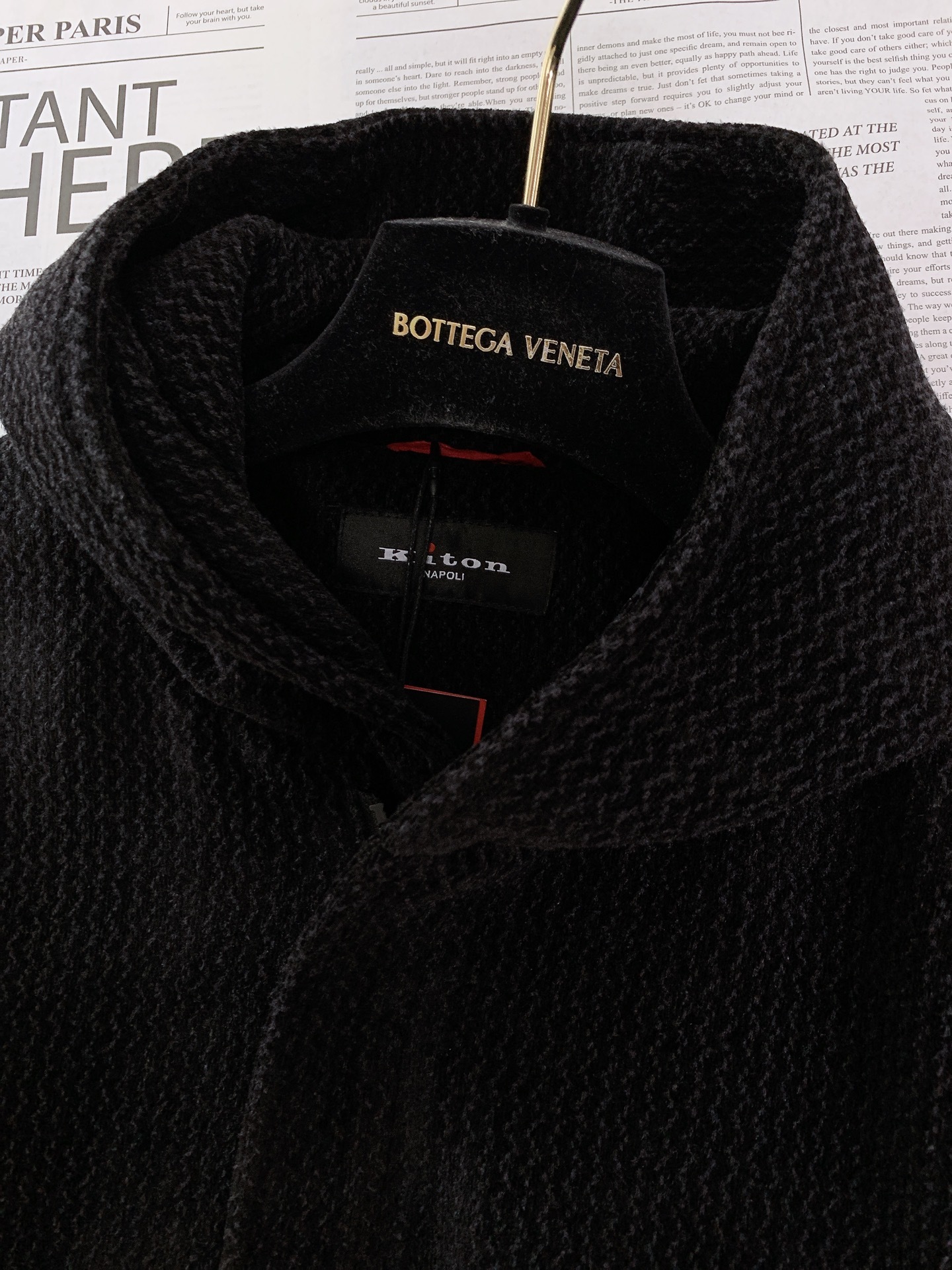 Kiton 奇顿 2025FW秋冬新品 休闲连帽外套。选用纹理感十足的高端面料,经典黑与米杏双色演绎多元