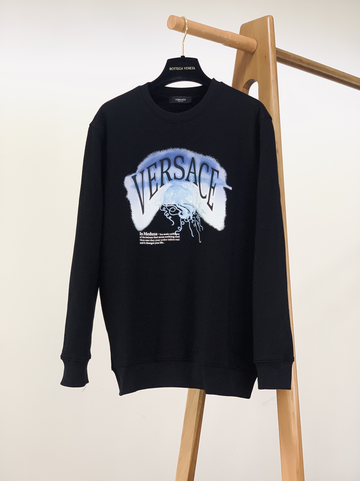 Versace 范思哲 2025FW秋冬新品休闲套头卫衣，胸前经典标识印花图案，辨识度极高，完美的符合 