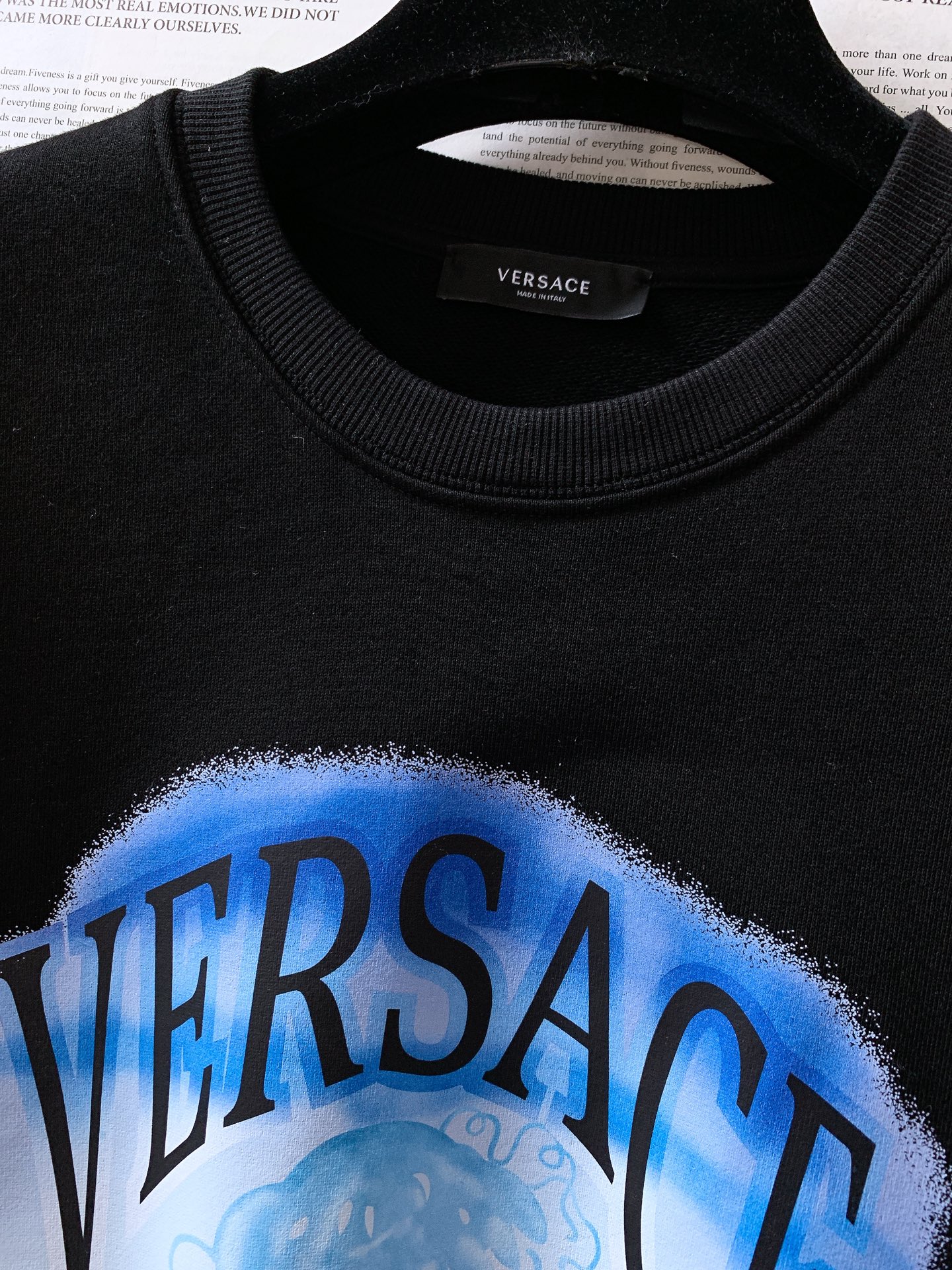 Versace 范思哲 2025FW秋冬新品休闲套头卫衣，胸前经典标识印花图案，辨识度极高，完美的符合 