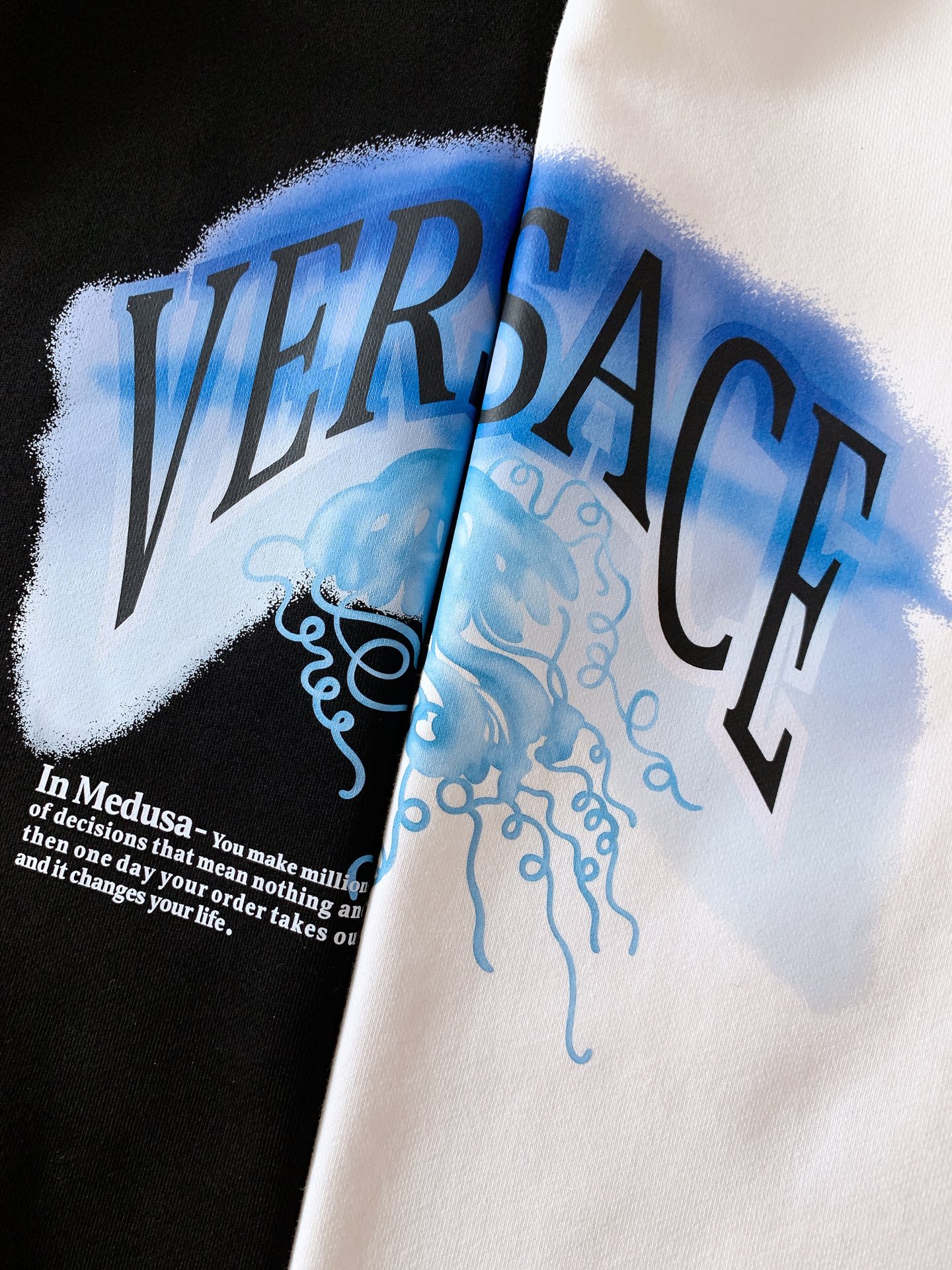 Versace 范思哲 2025FW秋冬新品休闲套头卫衣，胸前经典标识印花图案，辨识度极高，完美的符合 