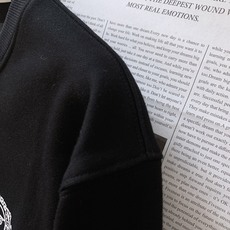 Versace 范思哲 2025FW秋冬新品休闲套头卫衣,胸前经典标识印花图案,辨识度极高,完美的符合 Versace 范思哲 2025FW秋冬新品休闲套头卫衣,胸前经典标识印花图案,辨识度极高,完美的符合