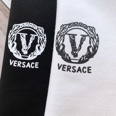 Versace 范思哲 2025FW秋冬新品休闲套头卫衣,胸前经典标识印花图案,辨识度极高,完美的符合 Versace 范思哲 2025FW秋冬新品休闲套头卫衣,胸前经典标识印花图案,辨识度极高,完美的符合