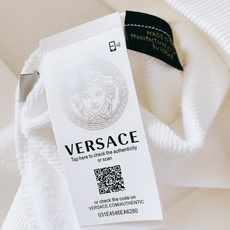 Versace 范思哲 2025FW秋冬新品休闲套头卫衣,胸前经典标识印花图案,辨识度极高,完美的符合 Versace 范思哲 2025FW秋冬新品休闲套头卫衣,胸前经典标识印花图案,辨识度极高,完美的符合