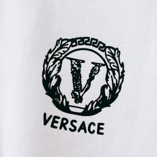 Versace 范思哲 2025FW秋冬新品休闲套头卫衣,胸前经典标识印花图案,辨识度极高,完美的符合 Versace 范思哲 2025FW秋冬新品休闲套头卫衣,胸前经典标识印花图案,辨识度极高,完美的符合