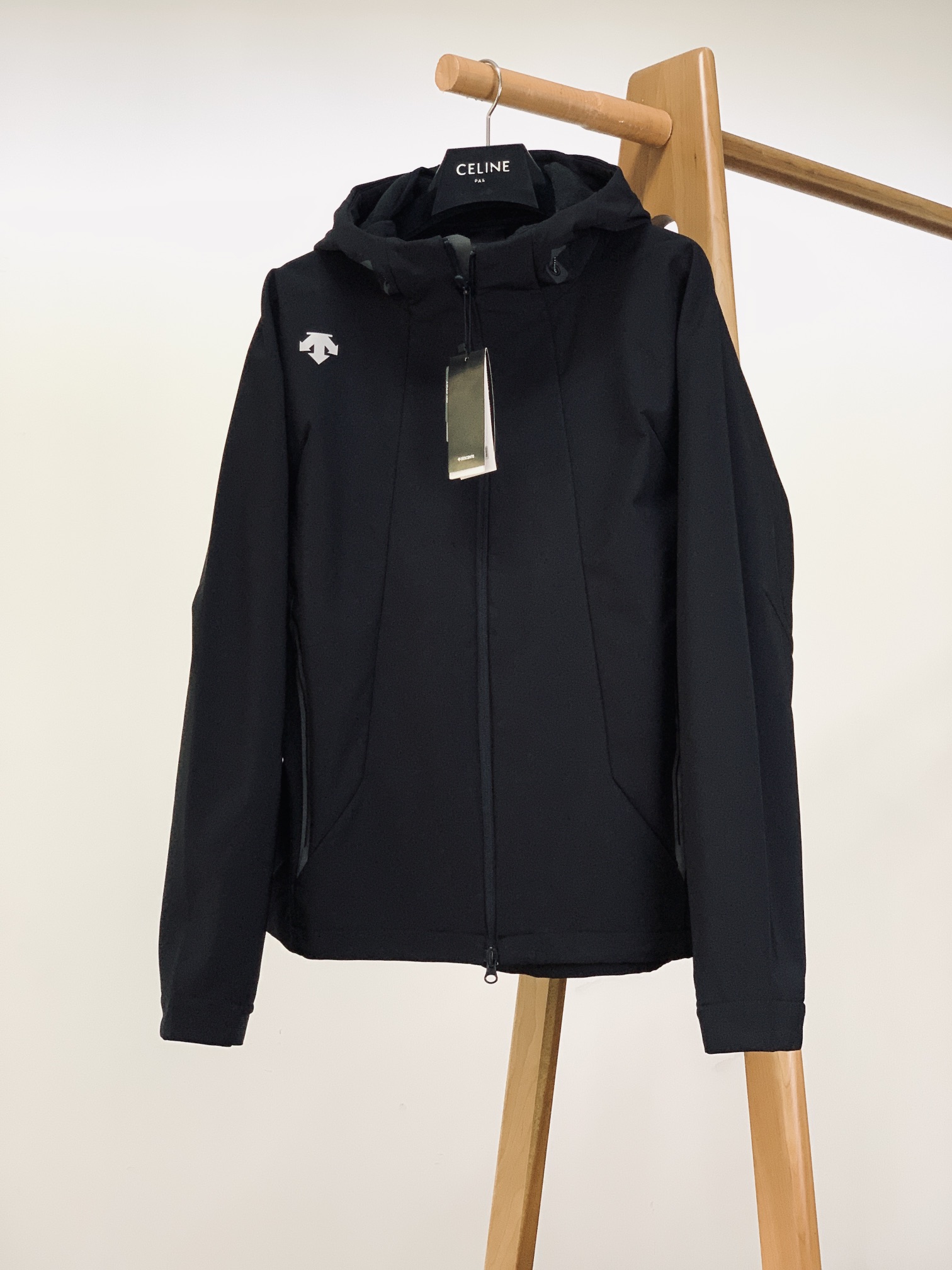 DESCENTE 迪桑特 软壳冲锋衣外套：专业户外科技与都市风格的硬核融合选用93%聚酯纤维+7%氨纶的