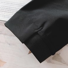DESCENTE 迪桑特 软壳冲锋衣外套:专业户外科技与都市风格的硬核融合选用93%聚酯纤维+7%氨纶的 DESCENTE 迪桑特 软壳冲锋衣外套:专业户外科技与都市风格的硬核融合选用93%聚酯纤维+7%氨纶的