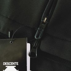 DESCENTE 迪桑特 软壳冲锋衣外套:专业户外科技与都市风格的硬核融合选用93%聚酯纤维+7%氨纶的 DESCENTE 迪桑特 软壳冲锋衣外套:专业户外科技与都市风格的硬核融合选用93%聚酯纤维+7%氨纶的