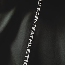 DESCENTE 迪桑特 软壳冲锋衣外套:专业户外科技与都市风格的硬核融合选用93%聚酯纤维+7%氨纶的 DESCENTE 迪桑特 软壳冲锋衣外套:专业户外科技与都市风格的硬核融合选用93%聚酯纤维+7%氨纶的