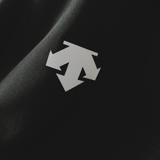 DESCENTE 迪桑特 软壳冲锋衣外套:专业户外科技与都市风格的硬核融合选用93%聚酯纤维+7%氨纶的 DESCENTE 迪桑特 软壳冲锋衣外套:专业户外科技与都市风格的硬核融合选用93%聚酯纤维+7%氨纶的