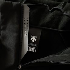 DESCENTE 迪桑特 软壳冲锋衣外套:专业户外科技与都市风格的硬核融合选用93%聚酯纤维+7%氨纶的 DESCENTE 迪桑特 软壳冲锋衣外套:专业户外科技与都市风格的硬核融合选用93%聚酯纤维+7%氨纶的