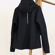 DESCENTE 迪桑特 软壳冲锋衣外套:专业户外科技与都市风格的硬核融合选用93%聚酯纤维+7%氨纶的 DESCENTE 迪桑特 软壳冲锋衣外套:专业户外科技与都市风格的硬核融合选用93%聚酯纤维+7%氨纶的