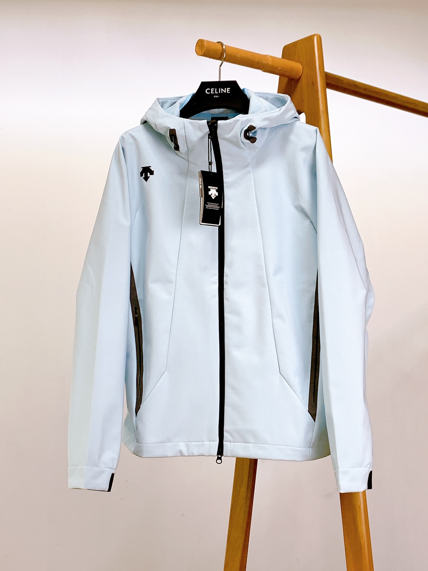 DESCENTE 迪桑特 软壳冲锋衣外套：专业户外科技与都市风格的硬核融合选用93%聚酯纤维+7%氨纶的