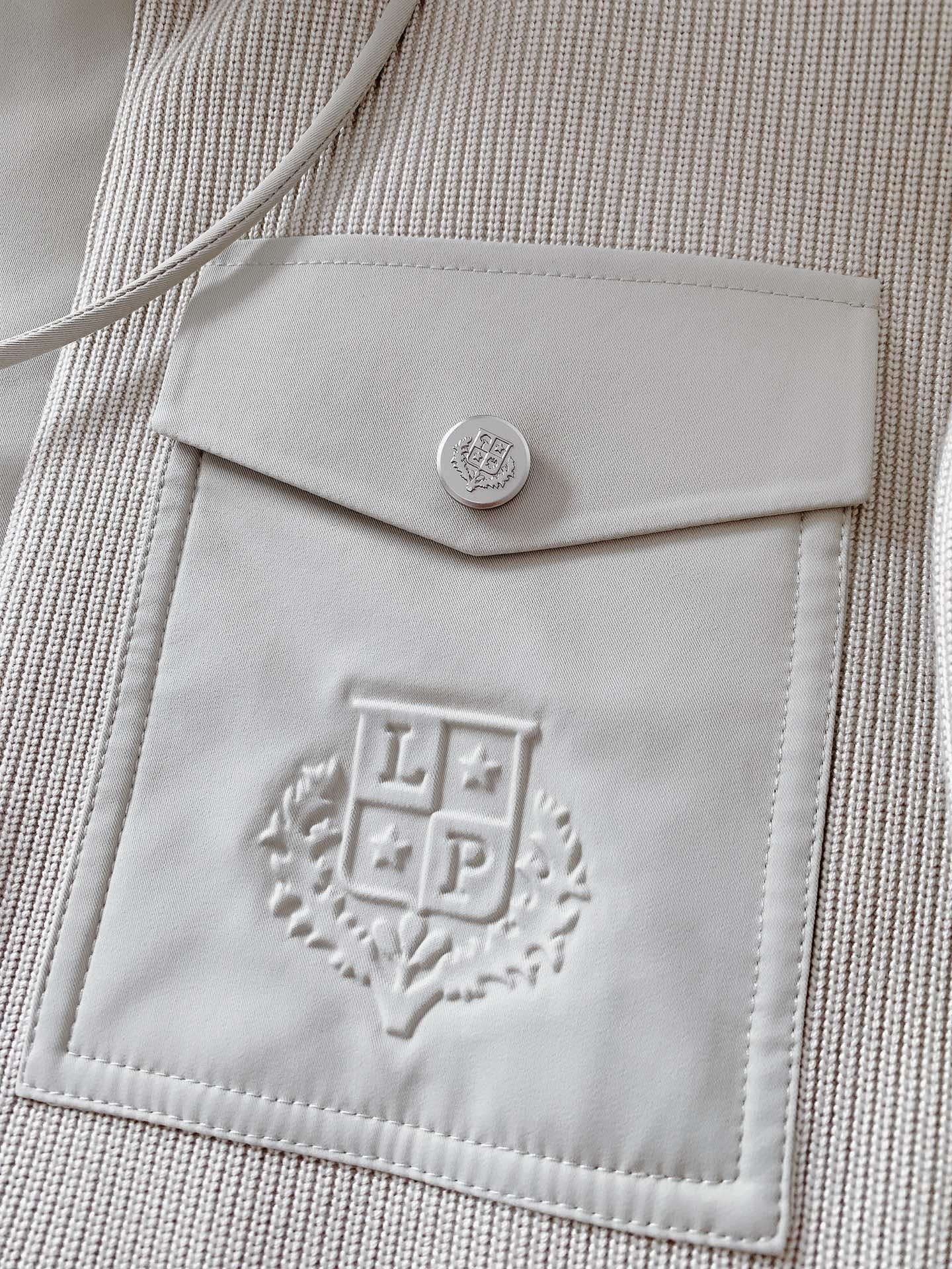 LoroPiana L.P FW秋冬新品连帽风衣外套。选用82%棉与18%天丝混纺面料，黑色与米杏色双版