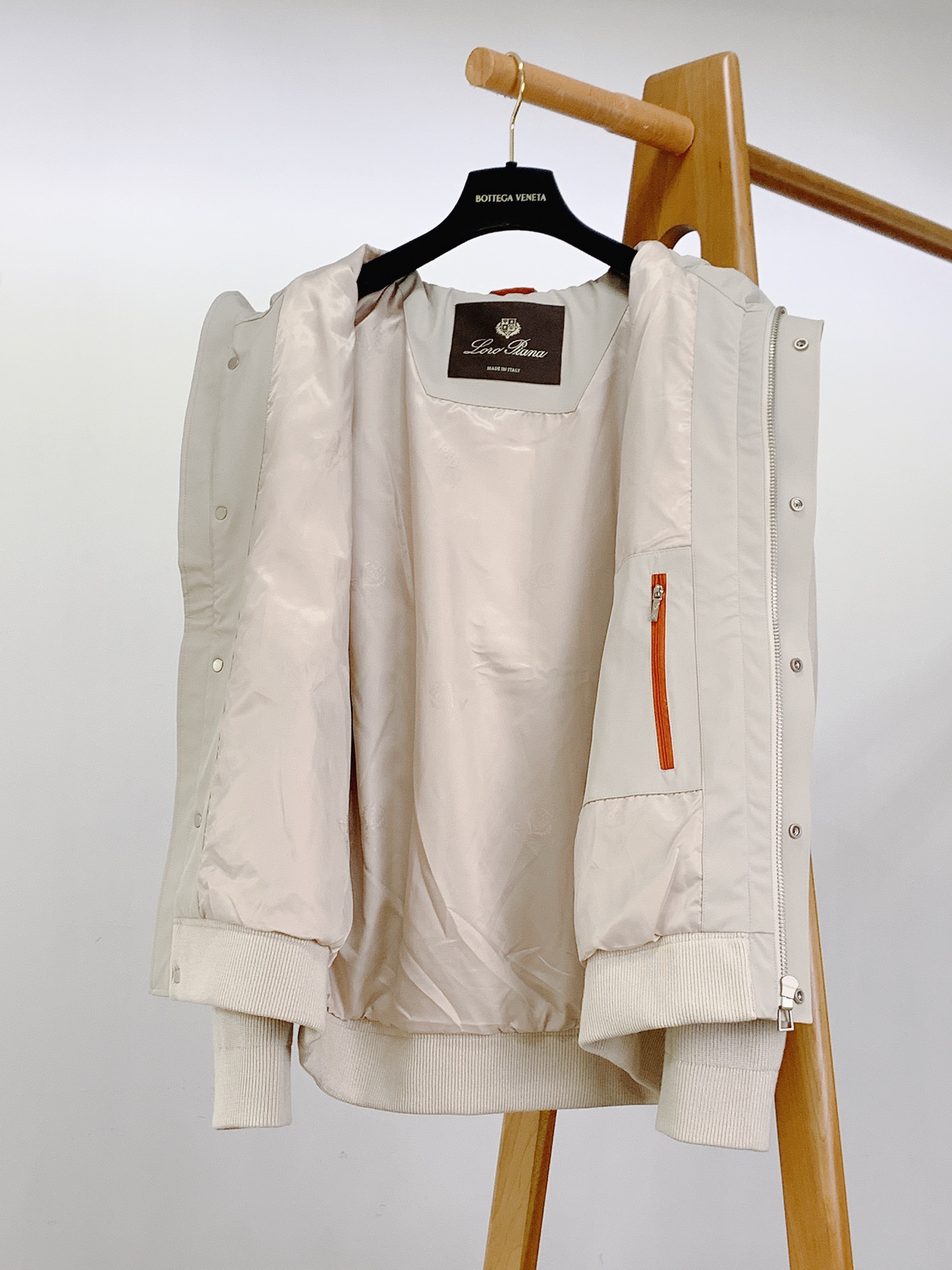 LoroPiana L.P FW秋冬新品连帽风衣外套。选用82%棉与18%天丝混纺面料，黑色与米杏色双版