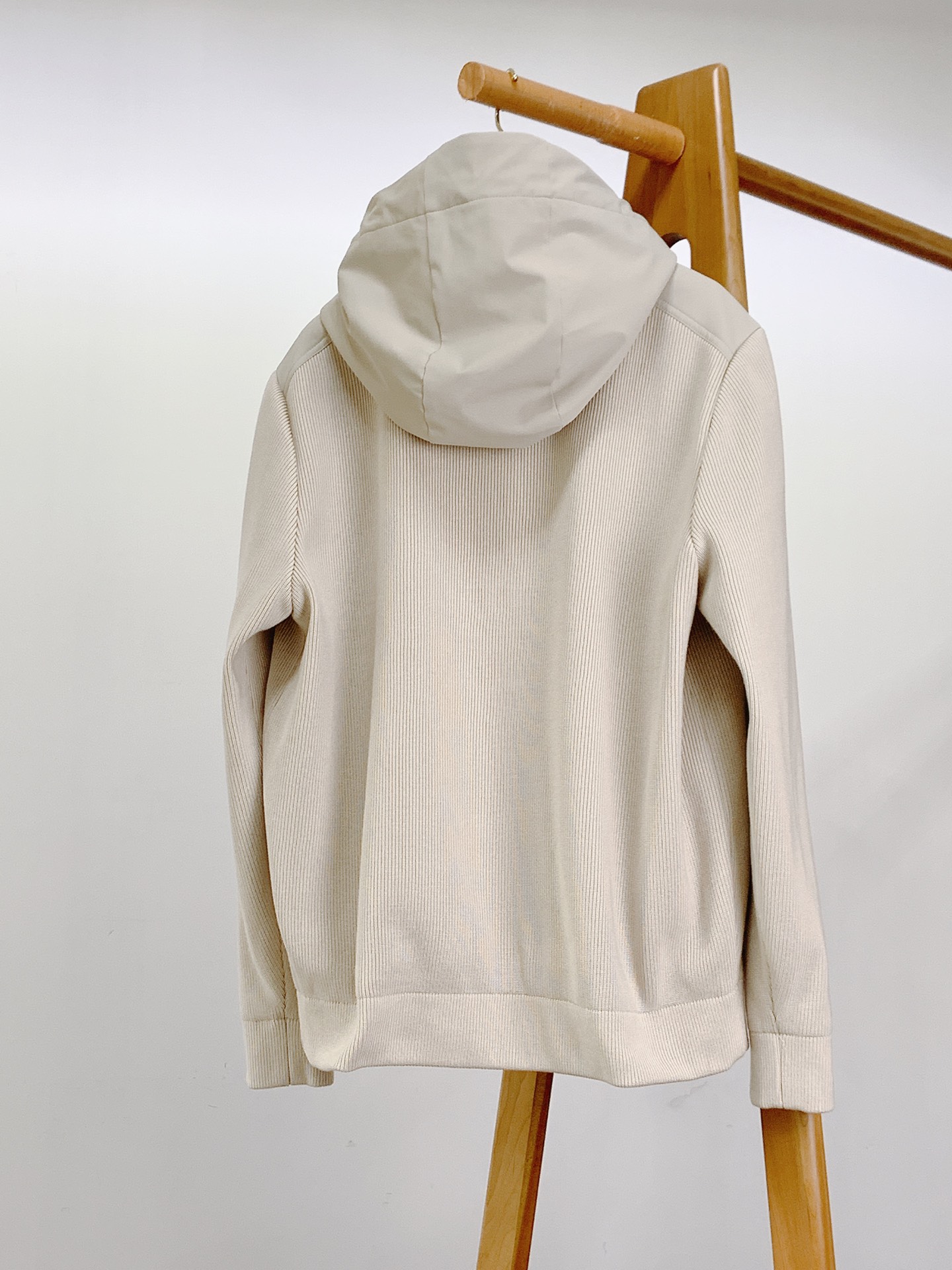 LoroPiana L.P FW秋冬新品连帽风衣外套。选用82%棉与18%天丝混纺面料，黑色与米杏色双版
