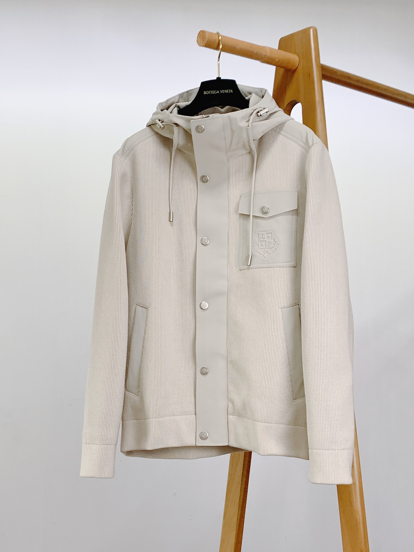 LoroPiana L.P FW秋冬新品连帽风衣外套。选用82%棉与18%天丝混纺面料，黑色与米杏色双版