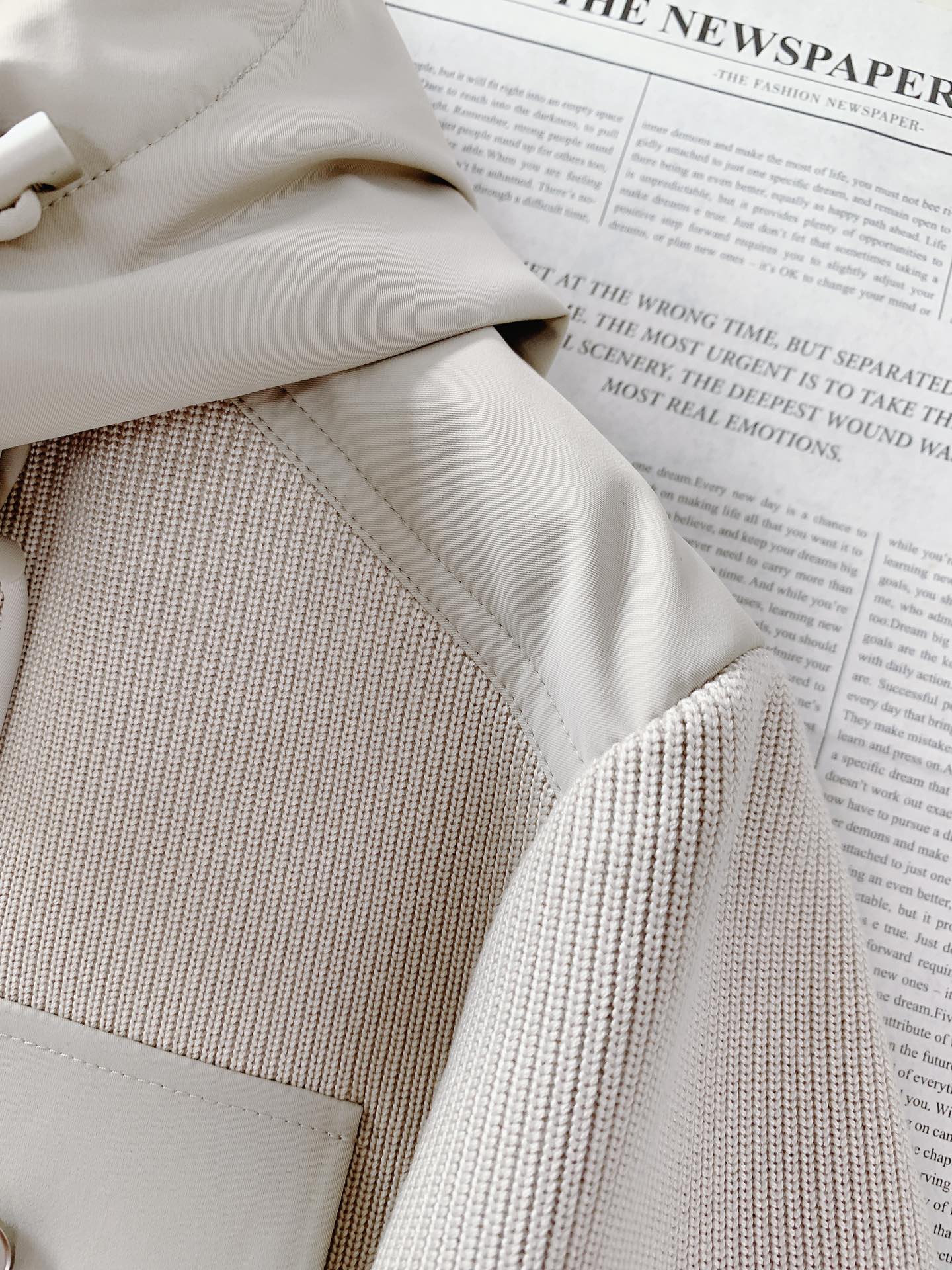 LoroPiana L.P FW秋冬新品连帽风衣外套。选用82%棉与18%天丝混纺面料，黑色与米杏色双版