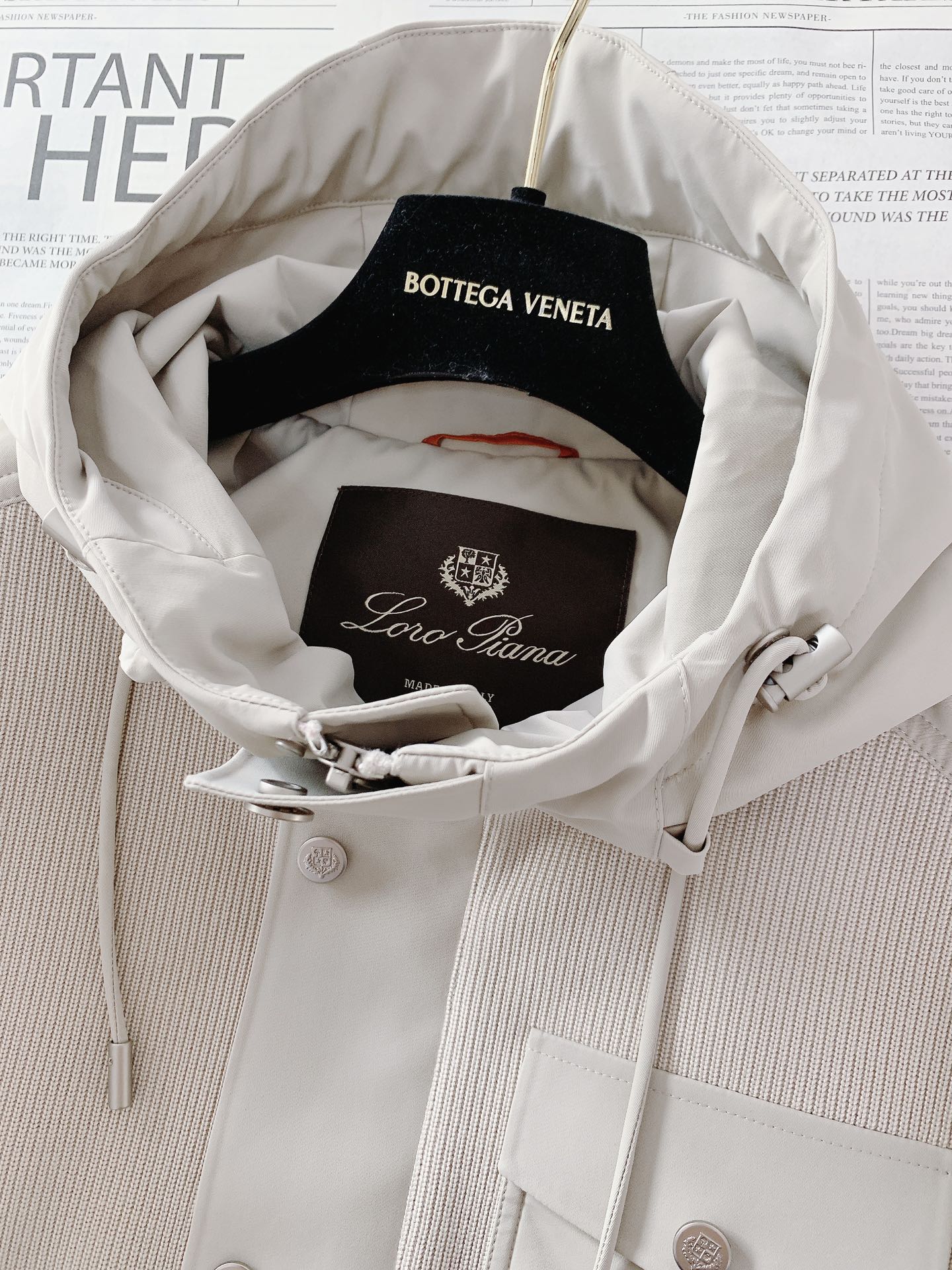 LoroPiana L.P FW秋冬新品连帽风衣外套。选用82%棉与18%天丝混纺面料，黑色与米杏色双版
