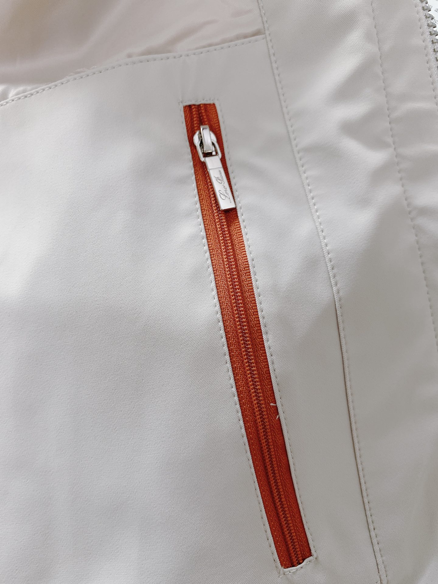 LoroPiana L.P FW秋冬新品连帽风衣外套。选用82%棉与18%天丝混纺面料，黑色与米杏色双版