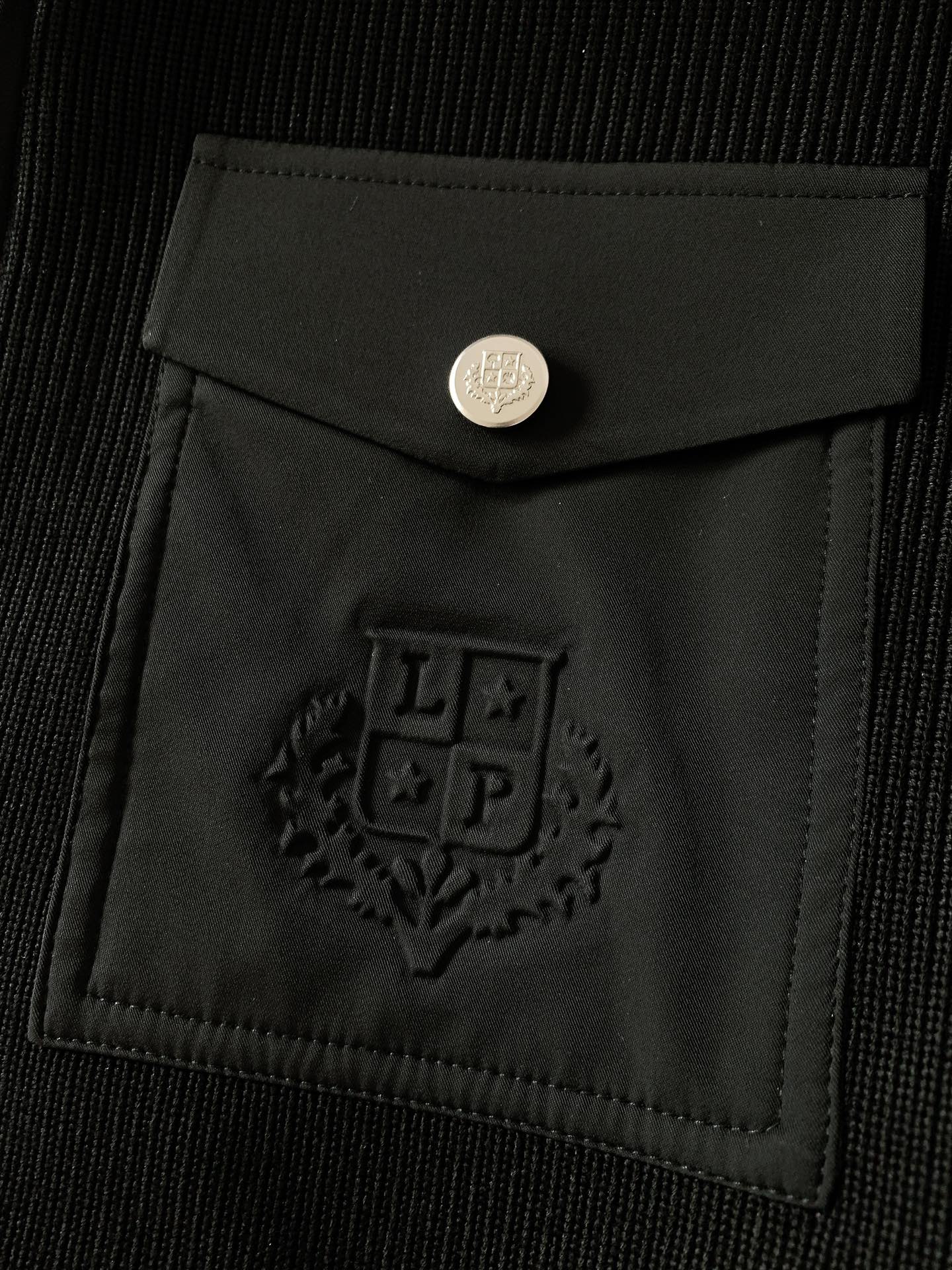 LoroPiana L.P FW秋冬新品连帽风衣外套。选用82%棉与18%天丝混纺面料，黑色与米杏色双版