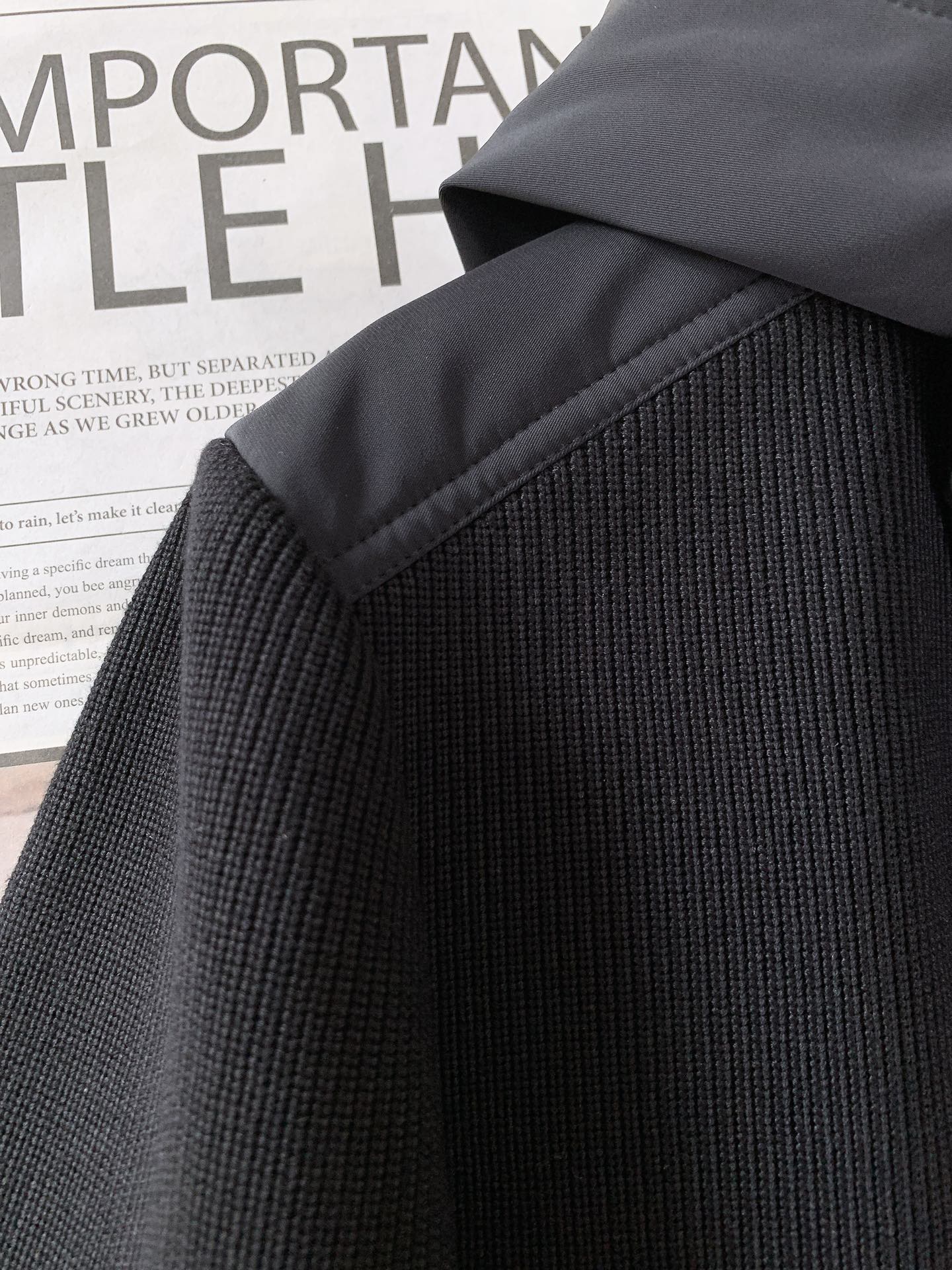 LoroPiana L.P FW秋冬新品连帽风衣外套。选用82%棉与18%天丝混纺面料，黑色与米杏色双版