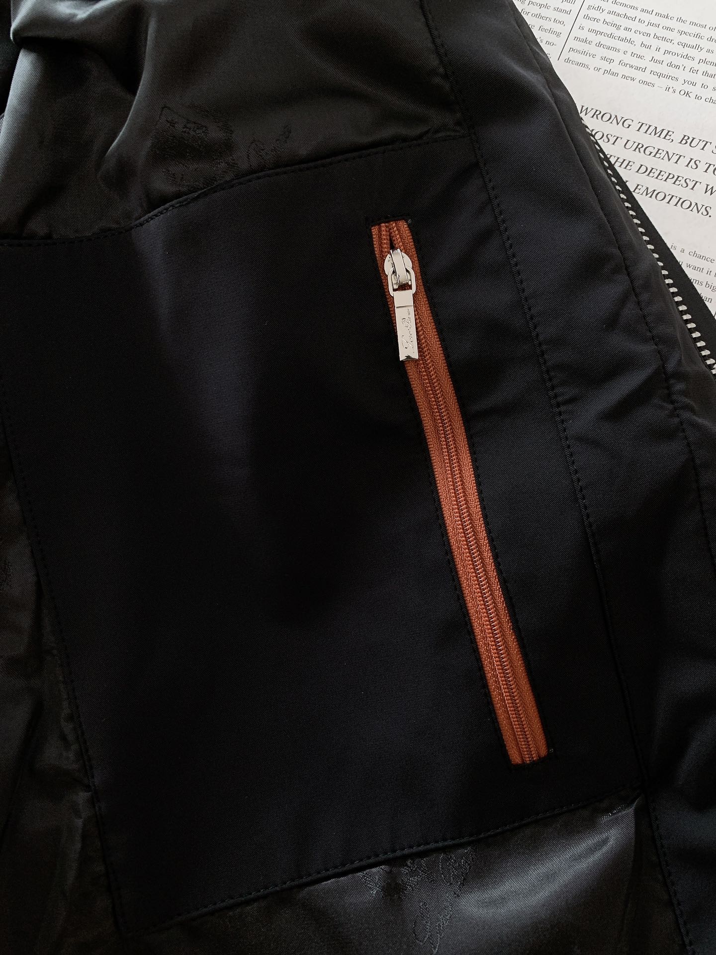 LoroPiana L.P FW秋冬新品连帽风衣外套。选用82%棉与18%天丝混纺面料，黑色与米杏色双版
