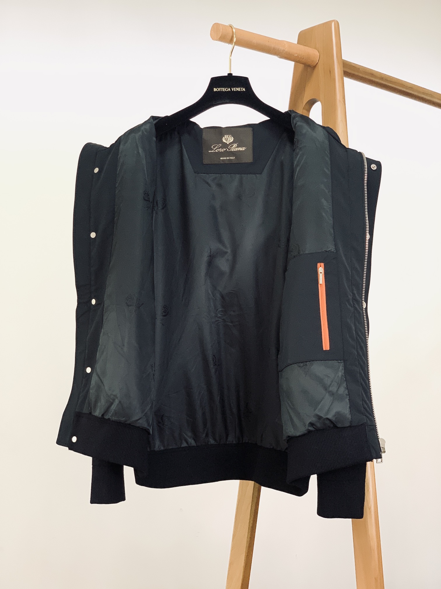 LoroPiana L.P FW秋冬新品连帽风衣外套。选用82%棉与18%天丝混纺面料，黑色与米杏色双版
