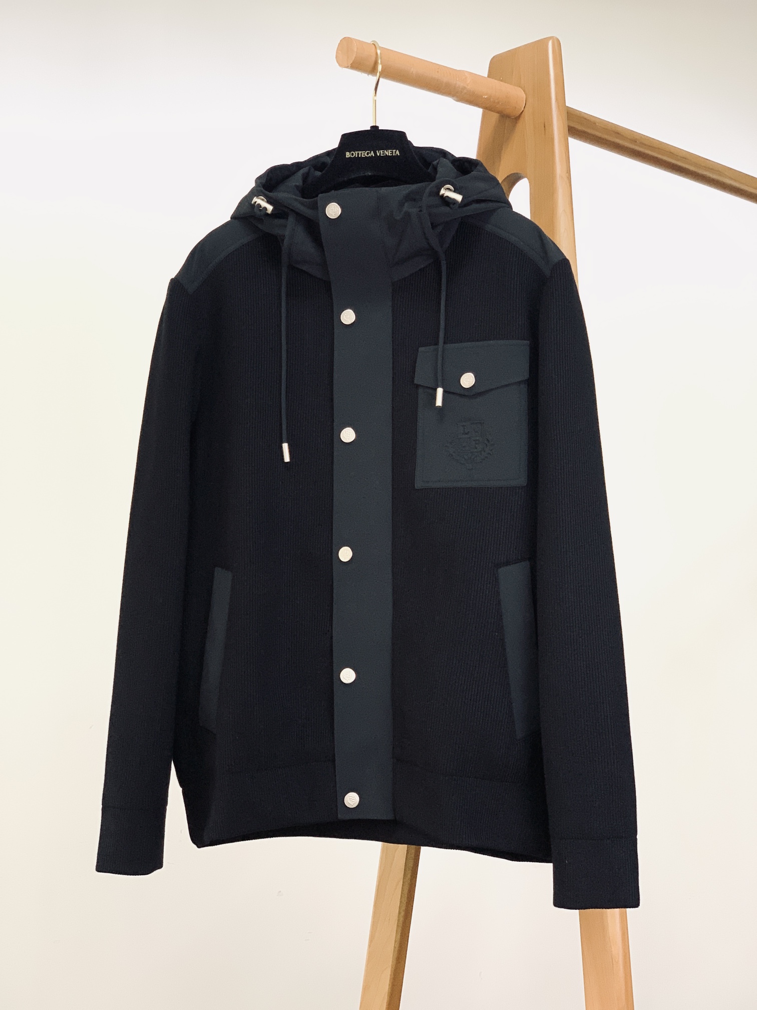 LoroPiana L.P FW秋冬新品连帽风衣外套。选用82%棉与18%天丝混纺面料，黑色与米杏色双版
