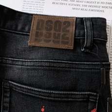DSQUARED2 D二次方 2025FW早秋新品 泼墨牛仔裤👖选用做旧黑牛面料,经手工泼墨工艺呈现红、 DSQUARED2 D二次方 2025FW早秋新品 泼墨牛仔裤👖选用做旧黑牛面料,经手工泼墨工艺呈现红、