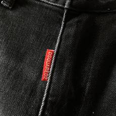 DSQUARED2 D二次方 2025FW早秋新品 泼墨牛仔裤👖选用做旧黑牛面料,经手工泼墨工艺呈现红、 DSQUARED2 D二次方 2025FW早秋新品 泼墨牛仔裤👖选用做旧黑牛面料,经手工泼墨工艺呈现红、