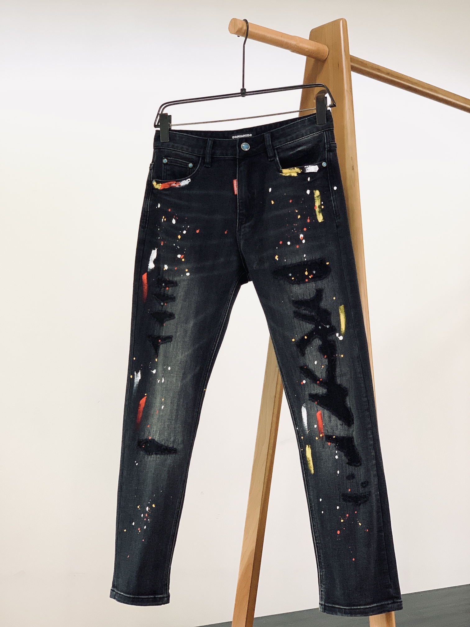 DSQUARED2 D二次方 2025FW早秋新品 泼墨牛仔裤👖选用做旧黑牛面料，经手工泼墨工艺呈现红、