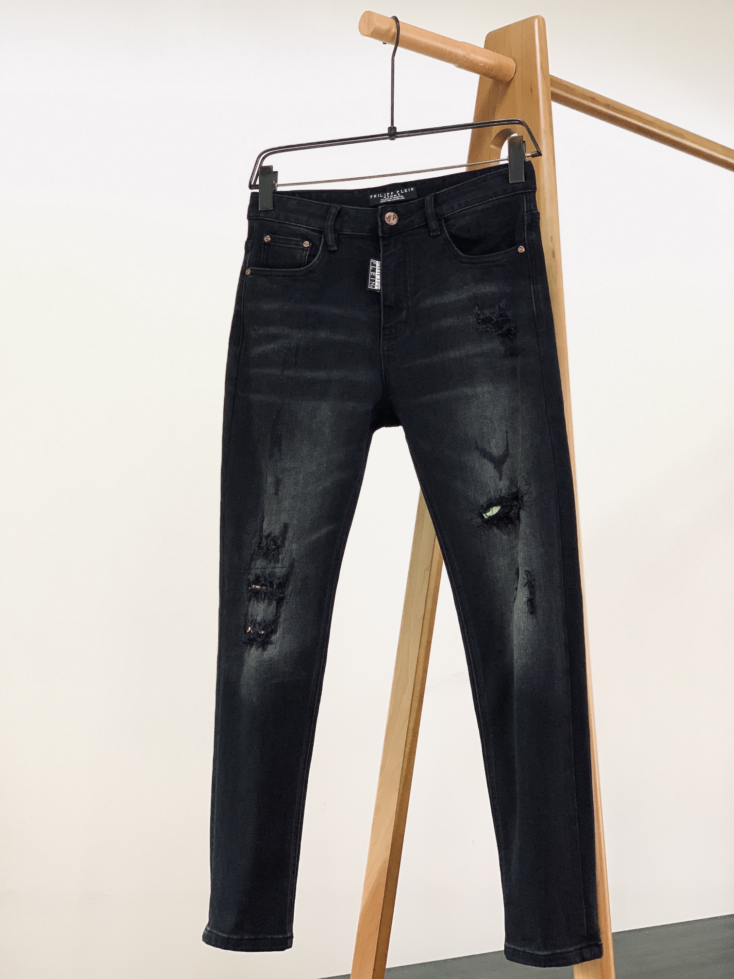 PhiliPP Plein 菲利普.普兰茵 2025FW早秋新品 破洞牛仔裤👖选用重磅洗水牛仔面料，经过