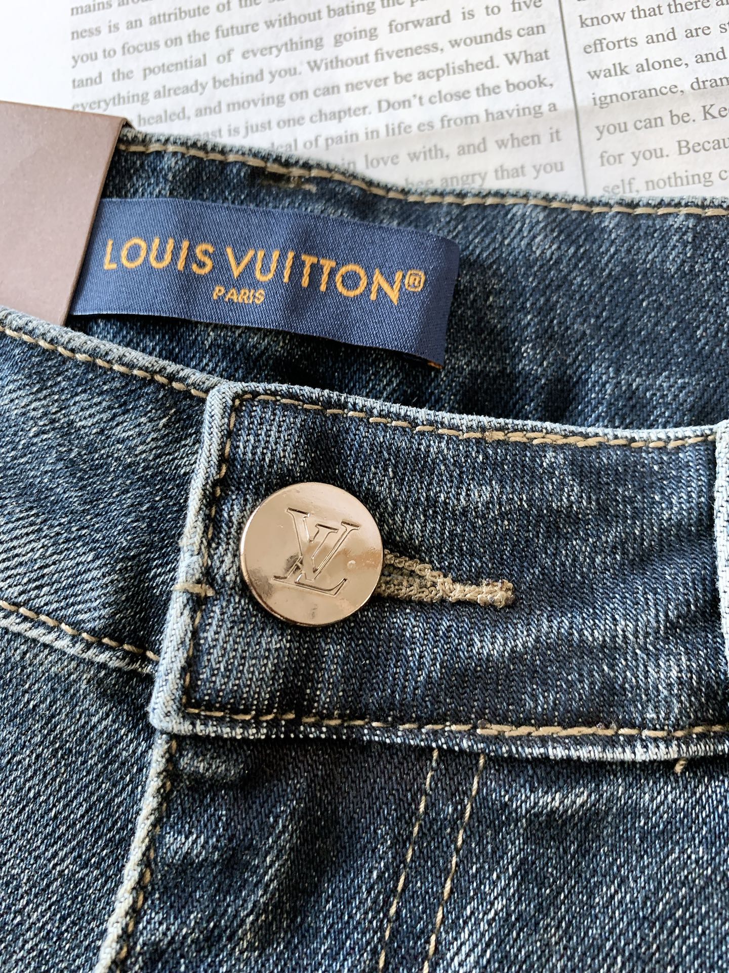 LouisVuitton 路易威登 2025FW早秋新品 高级时装感，休闲洗水牛仔裤。面料很特殊，超细精