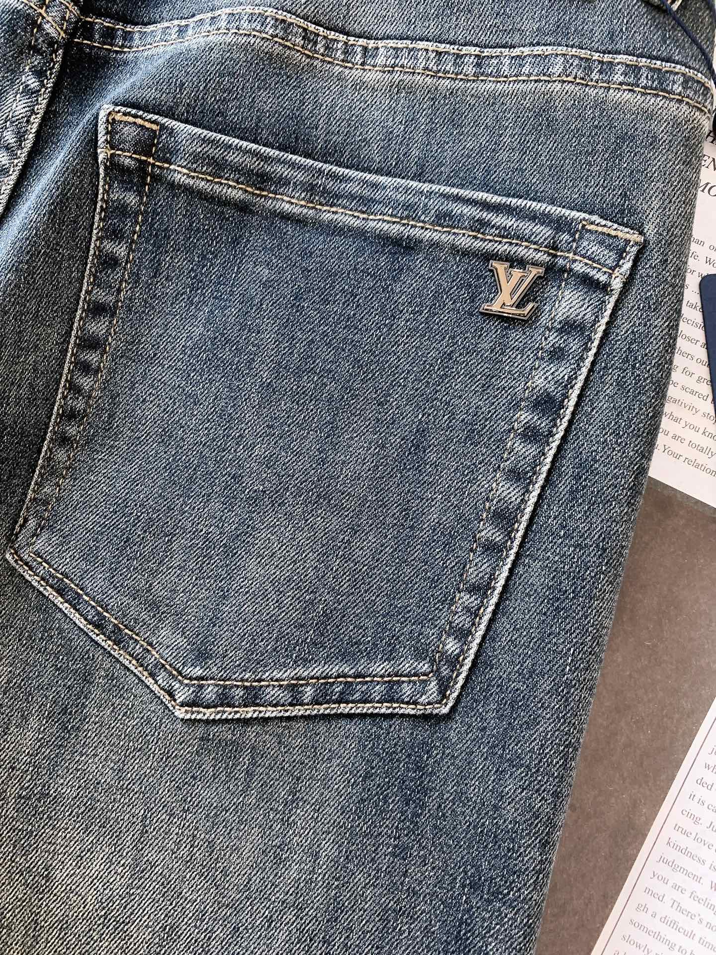 LouisVuitton 路易威登 2025FW早秋新品 高级时装感，休闲洗水牛仔裤。面料很特殊，超细精