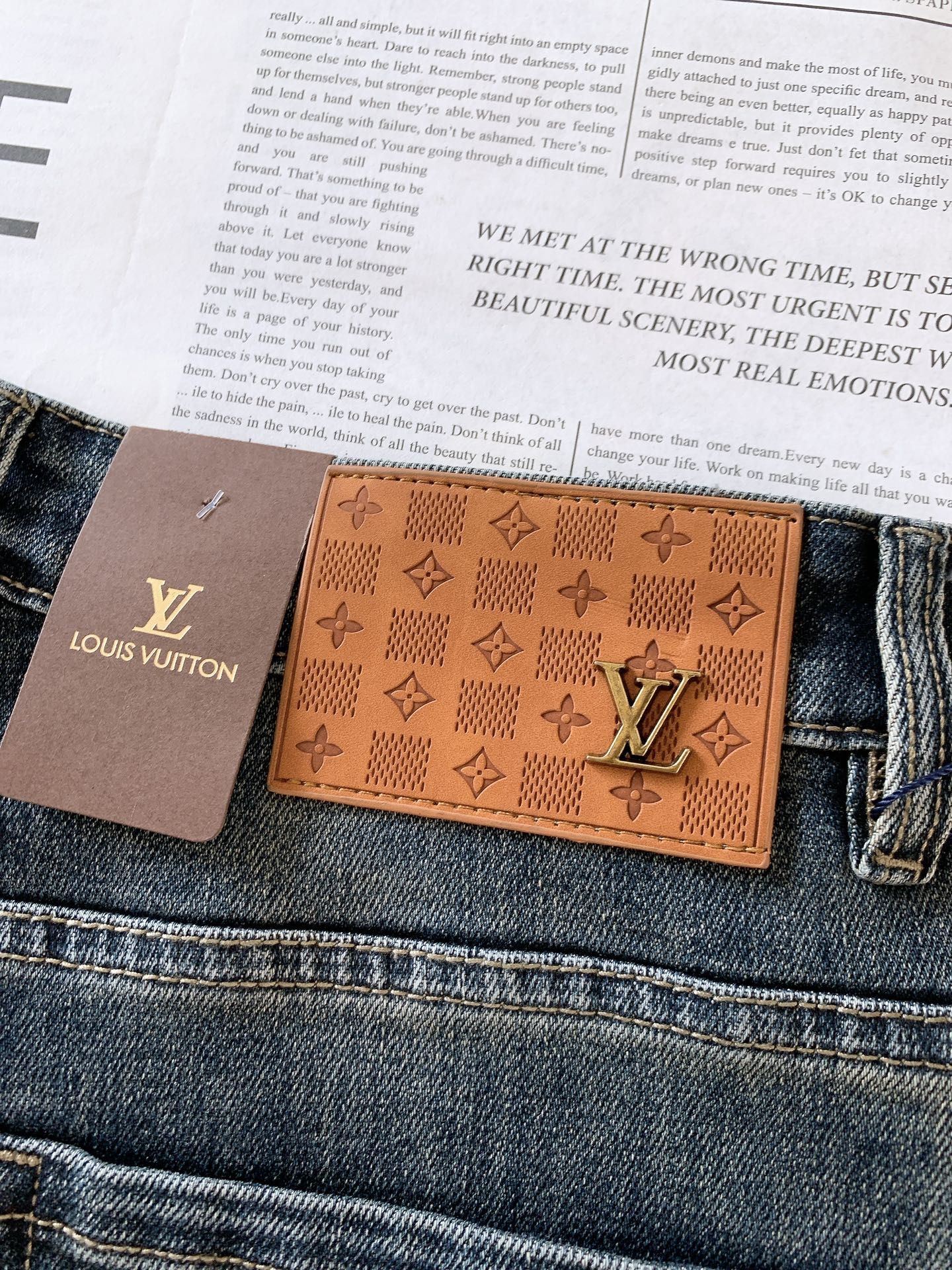 LouisVuitton 路易威登 2025FW早秋新品 高级时装感，休闲洗水牛仔裤。面料很特殊，超细精