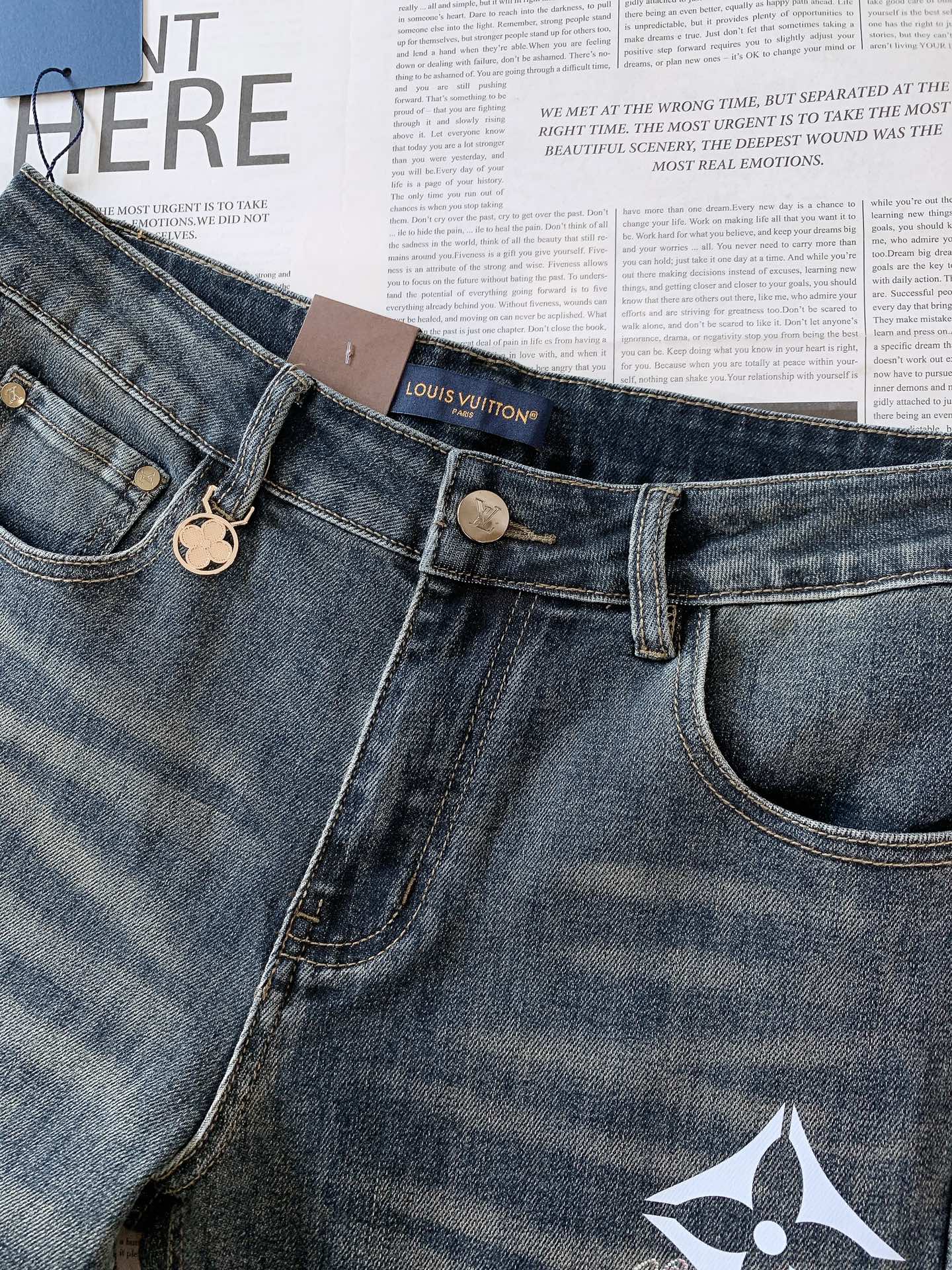 LouisVuitton 路易威登 2025FW早秋新品 高级时装感，休闲洗水牛仔裤。面料很特殊，超细精