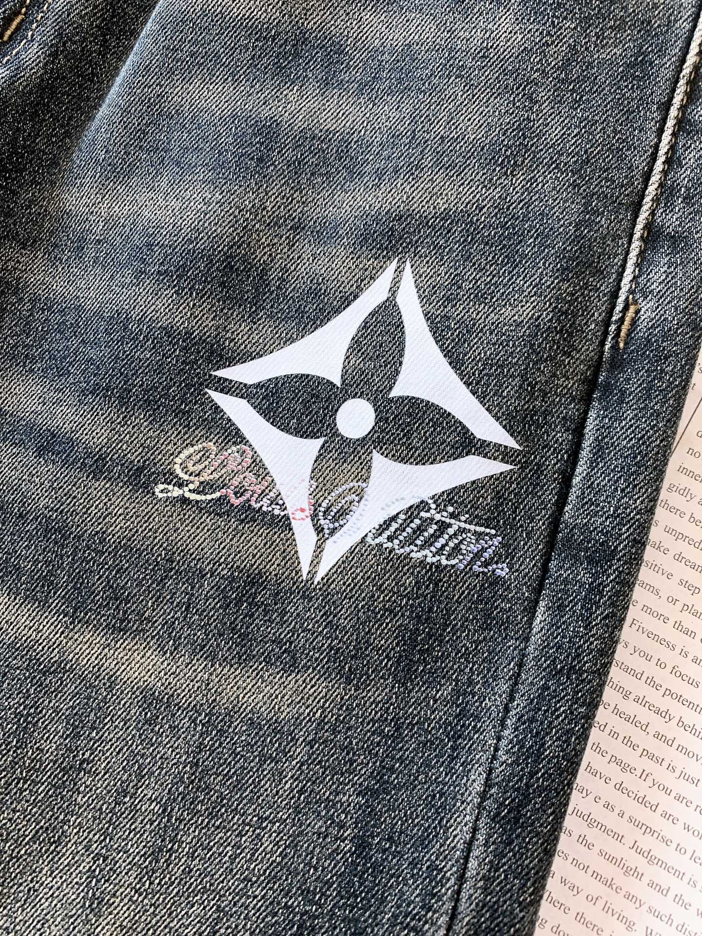 LouisVuitton 路易威登 2025FW早秋新品 高级时装感，休闲洗水牛仔裤。面料很特殊，超细精